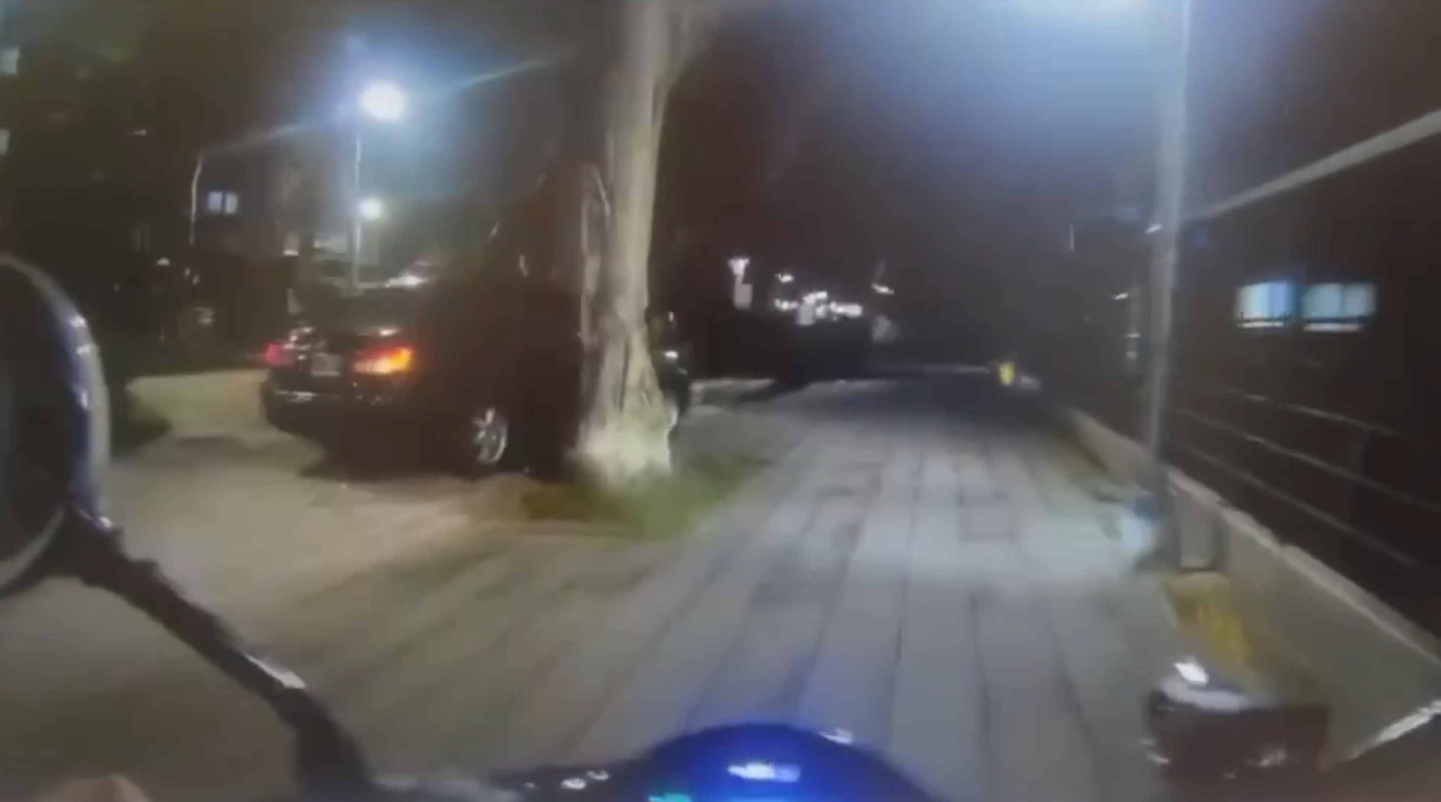 警方攔檢，黃姓駕駛竟加速逃逸，還開上人行道與警方展開追逐。（翻攝畫面）