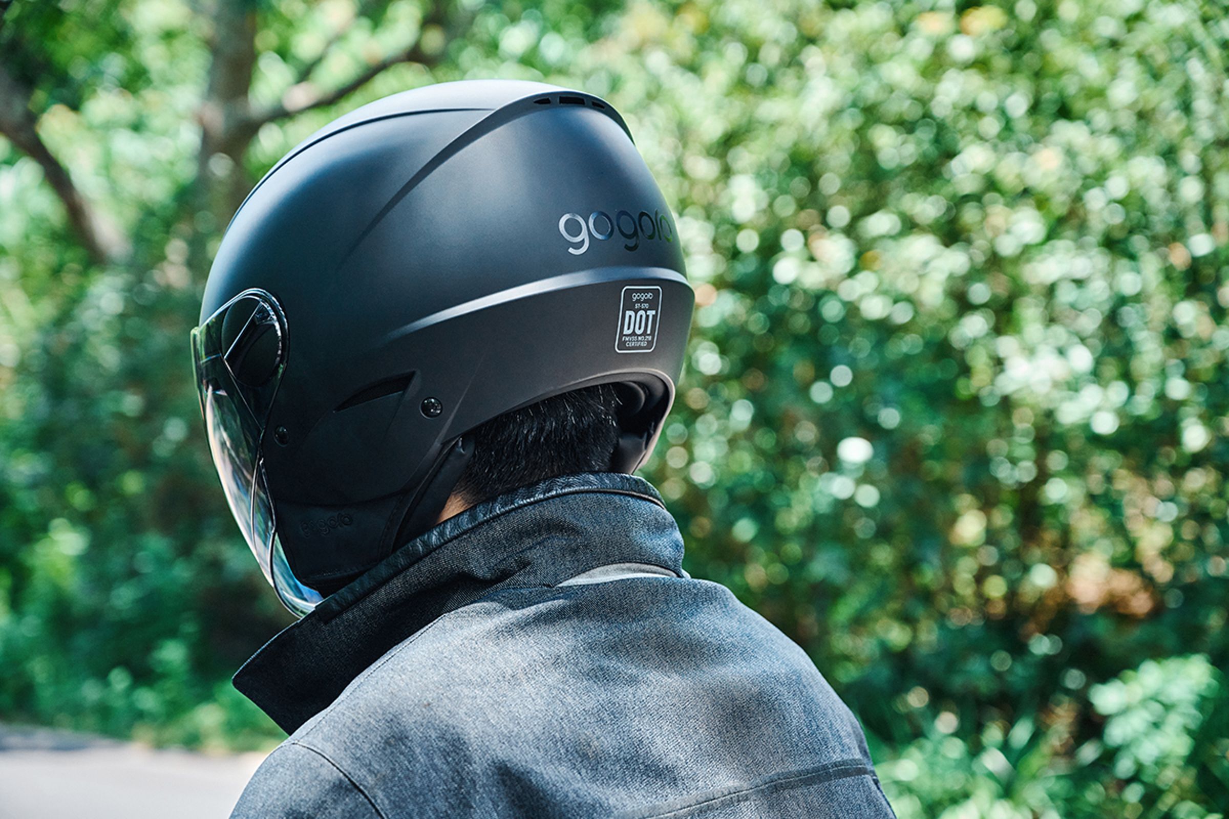 「Gogoro 安全帽 - 極速勁化($1,980 元)」是 Gogoro 第一頂通過美國 DOT 認證的安全帽,以及同時也是目前唯一一頂雙鏡片系統安全帽 (外鏡片+內藏墨鏡),外型上也和過往的亮面、圓圓的類復古帽有很大差別,這次整頂採用消光黑,流線型外觀、加上導流孔,外觀與舒適性兼具。
