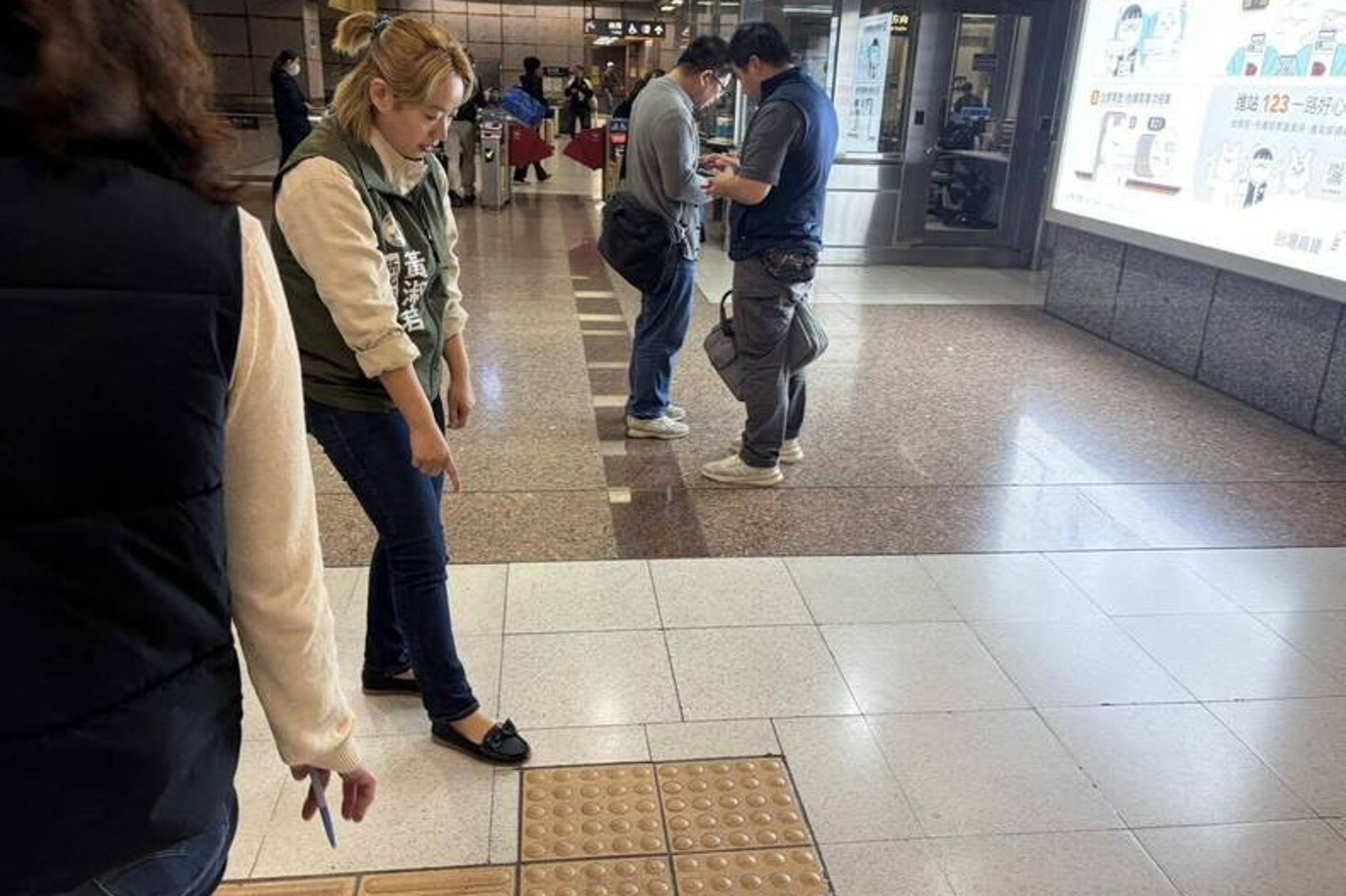 黃淑君指出,板橋車站轉乘捷運或公車的地下道,對身心障礙者而言堪稱「無障礙地獄」。(黃淑君提供)