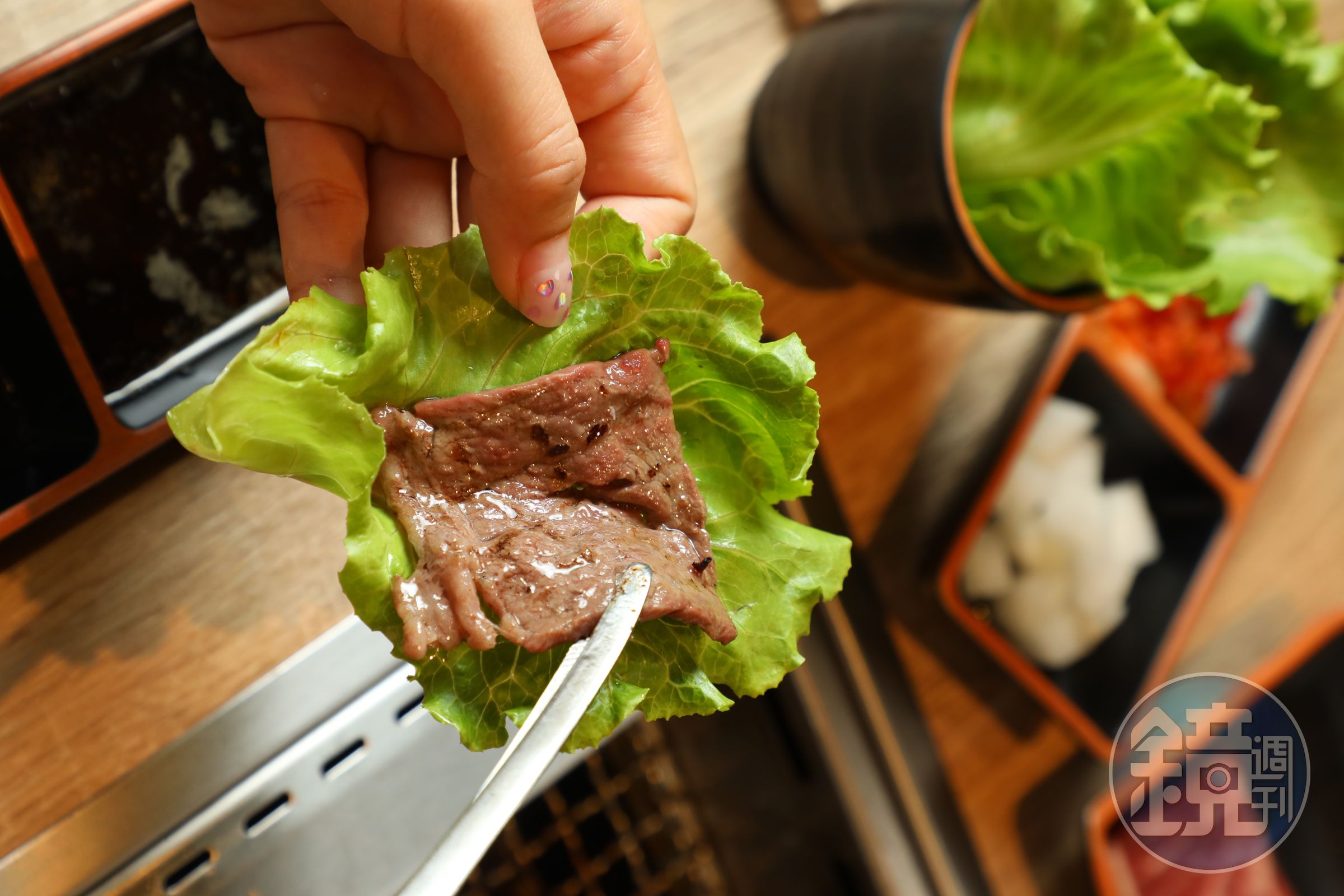 點份「包肉生菜」包著烤好的肉吃去油解膩。（39元／份）