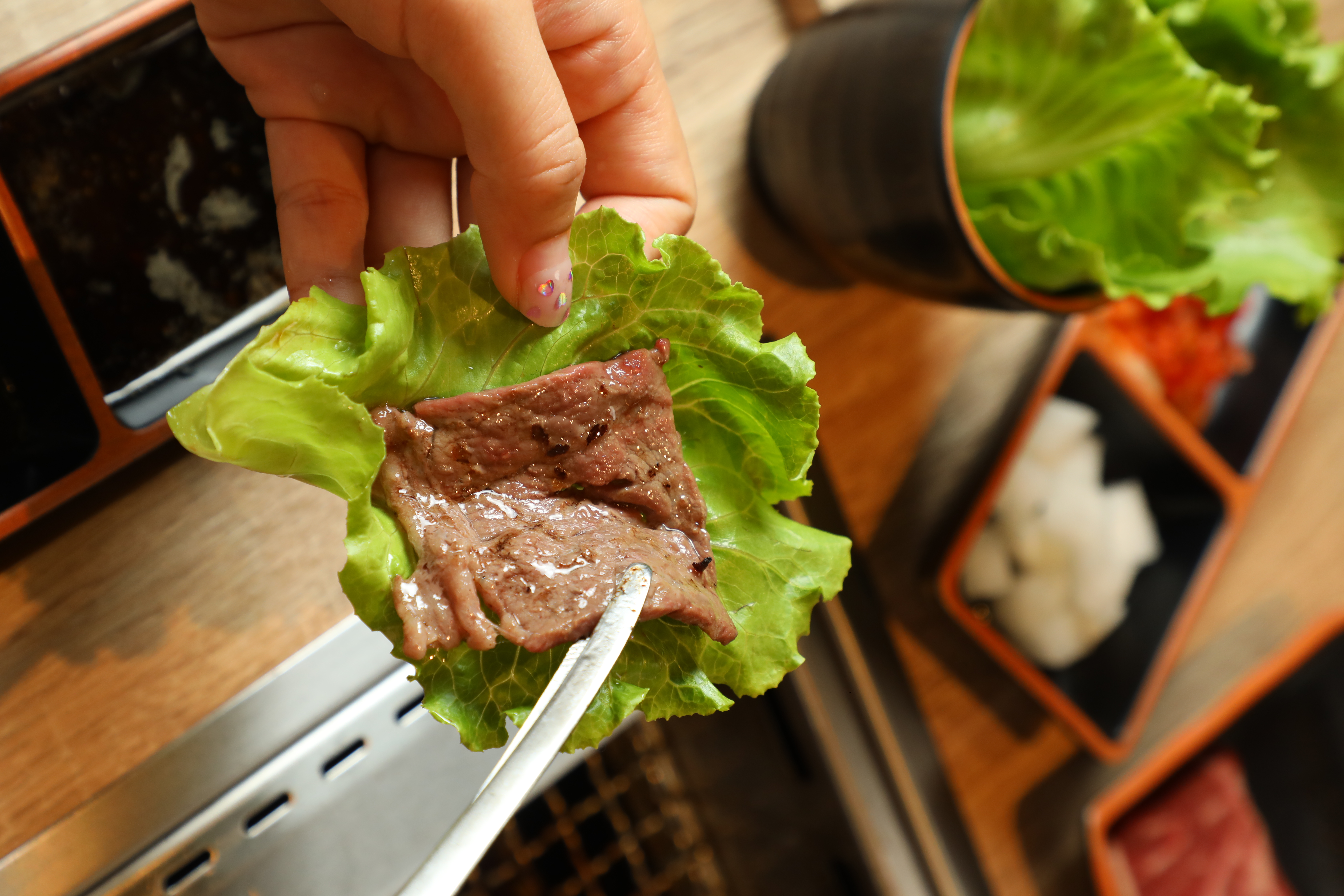 點份「包肉生菜」包著烤好的肉吃去油解膩。（39元／份）