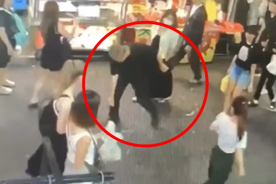 畫面顯示周俊銘朝地面噴灑辣椒水，警方認為是嚴重疏失作出懲處。（翻攝畫面）
