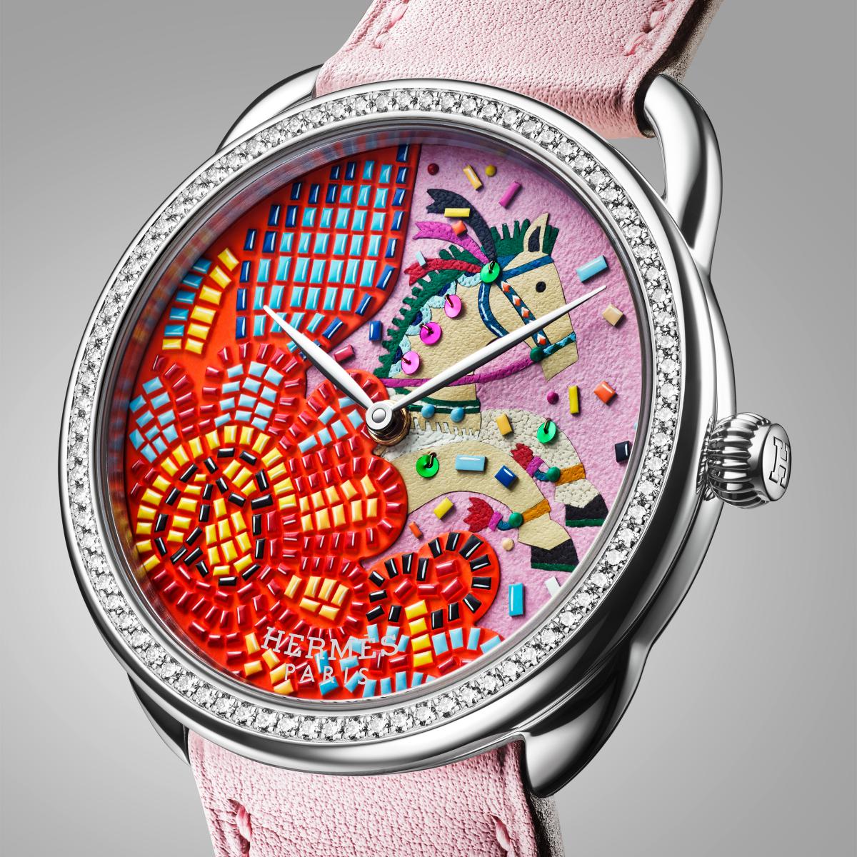 愛馬仕今年發表的全新 ARCEAU Costume de Fête工藝腕錶，以彩繪方塊貼花、亮片和繽紛的皮革鑲嵌，呈現來自波蘭民族文化的慶典服飾圖案，讓Arceau腕錶更顯光采耀眼。