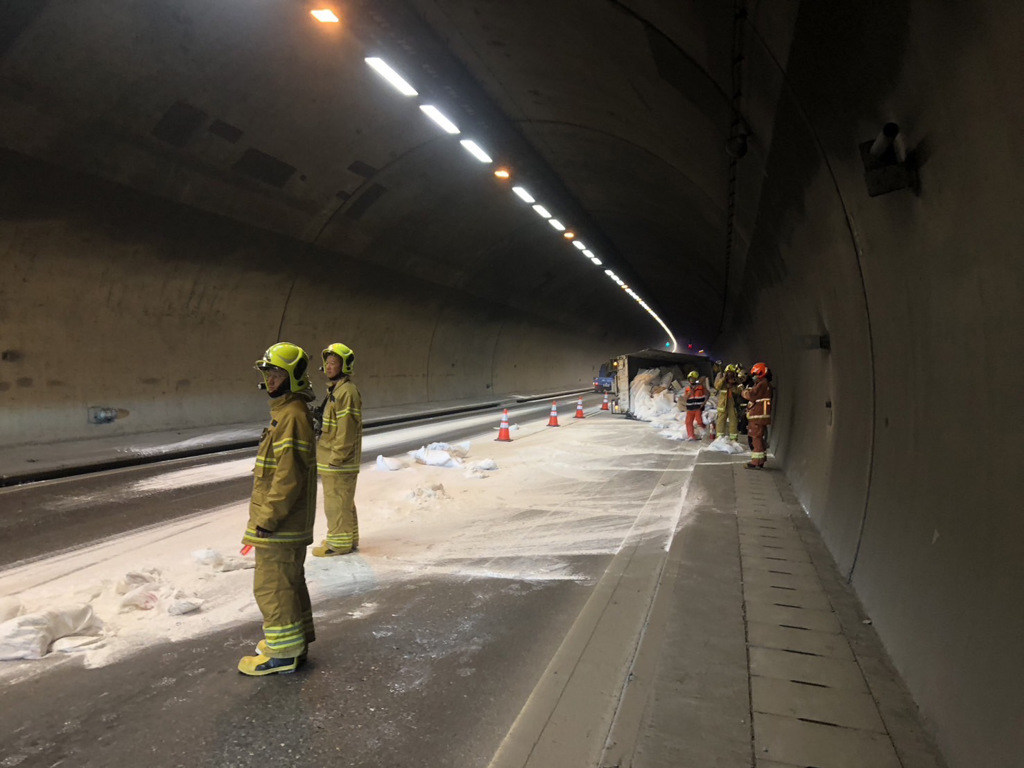 台64線快速道路今日上午發生貨車翻覆事故，貨車載運的太白粉灑滿道路。（翻攝畫面）