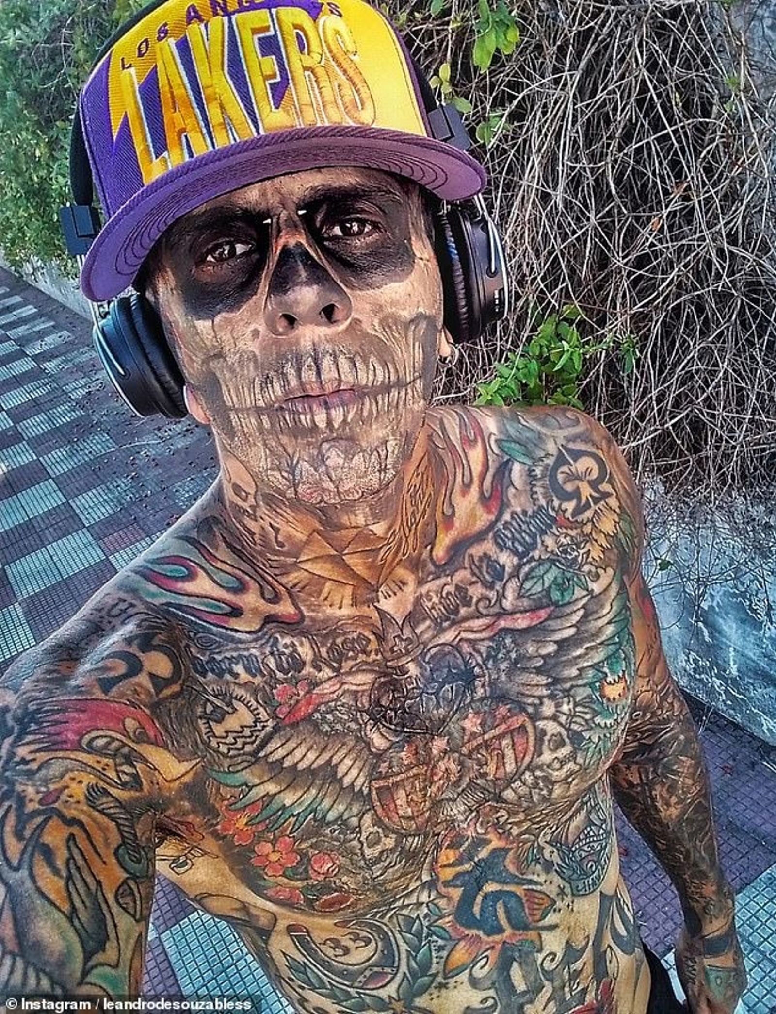 蘇薩2013年開始接觸刺青，離婚後陷入情傷，在全身95%次滿刺青。（圖／翻攝leandrodesouzabless IG）