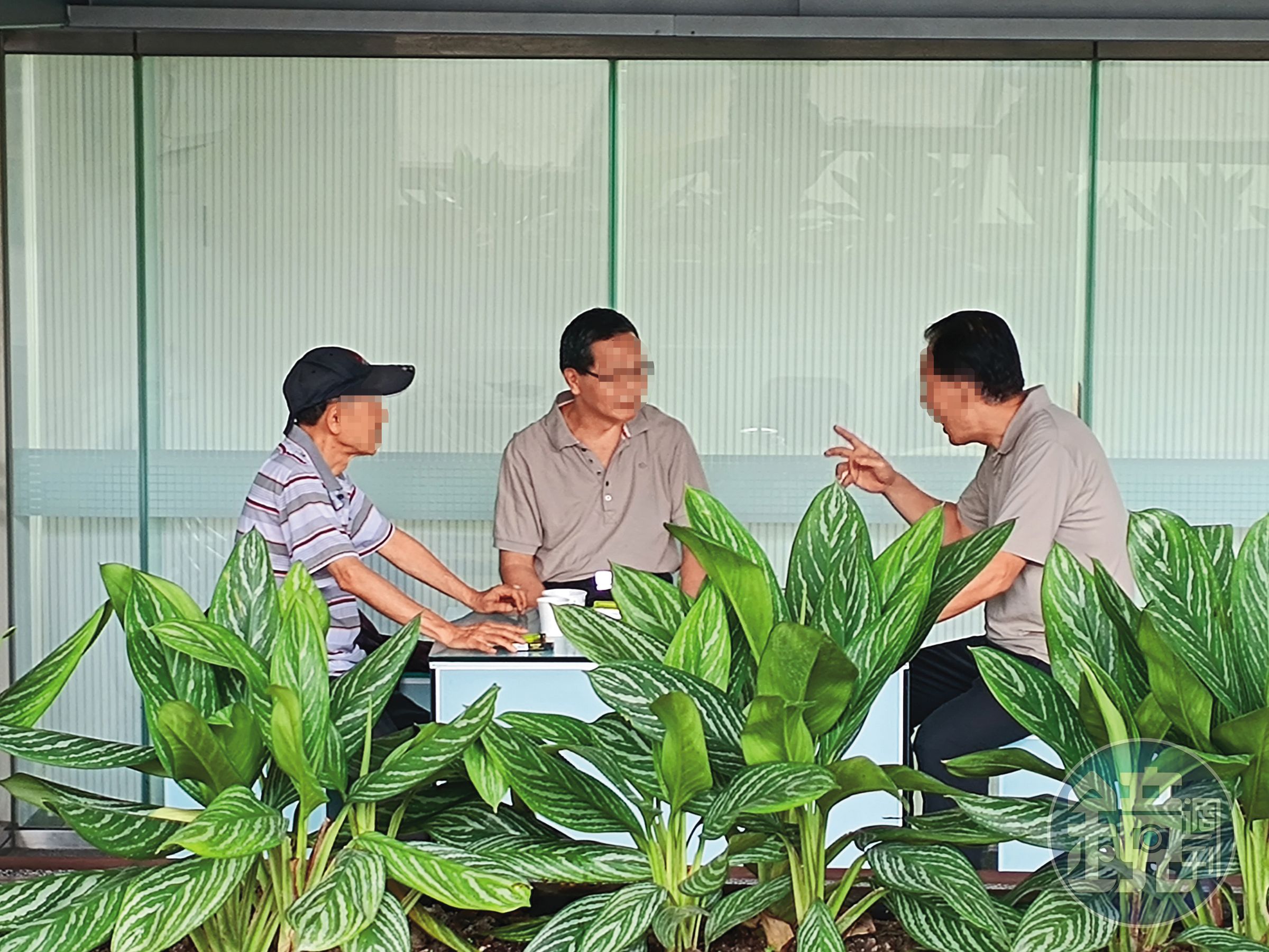 電視台陳姓前主播(右)寄生台北市議會,甚至把議會當成談事情的場所。