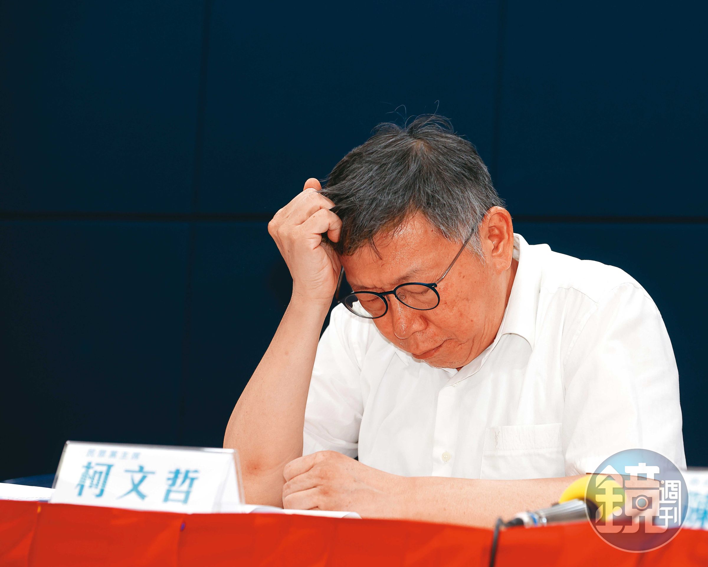 民眾黨競選團隊申報款項遭廠商打臉,黨主席柯文哲身陷財務風暴。