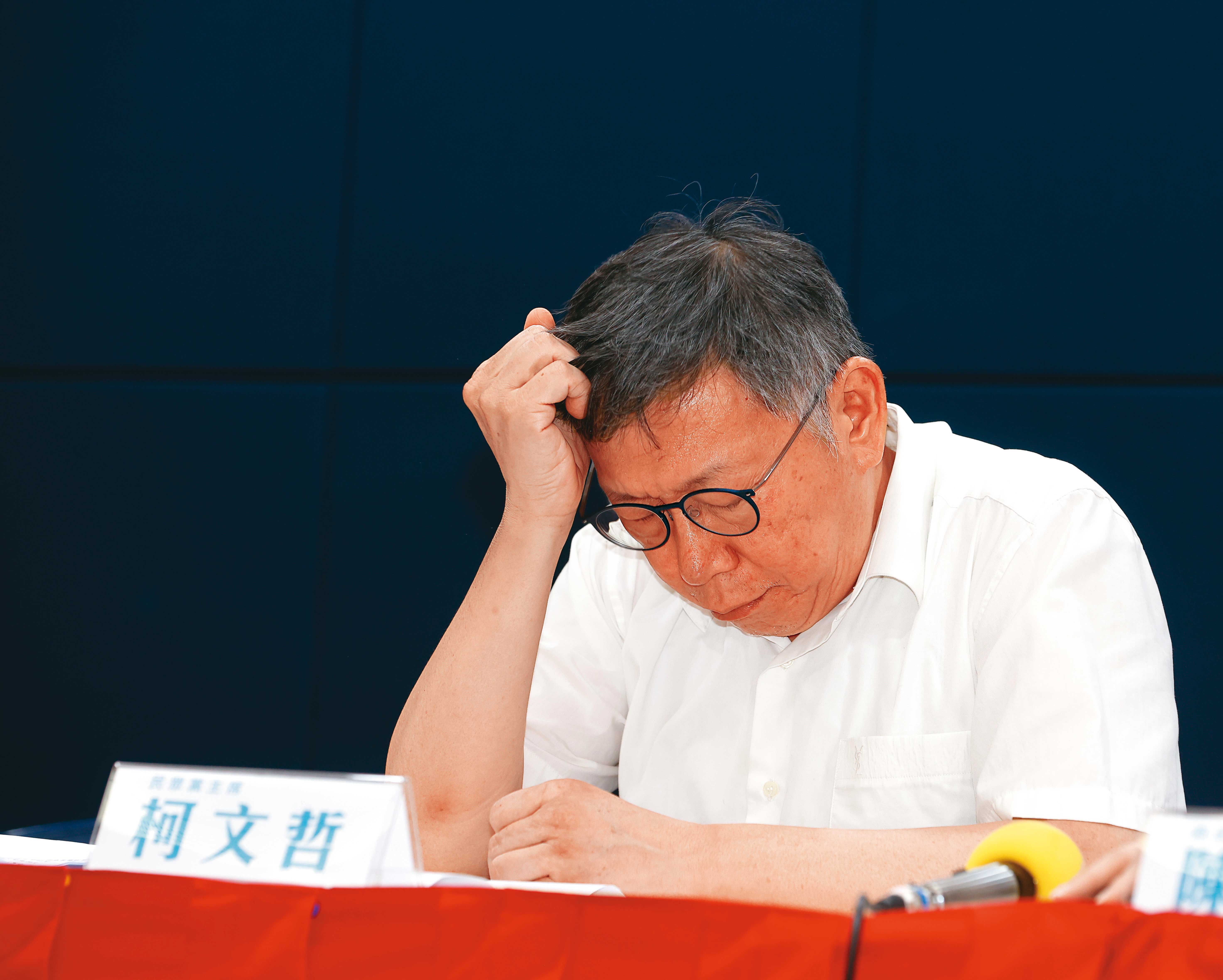 民眾黨競選團隊申報款項遭廠商打臉，黨主席柯文哲身陷財務風暴。