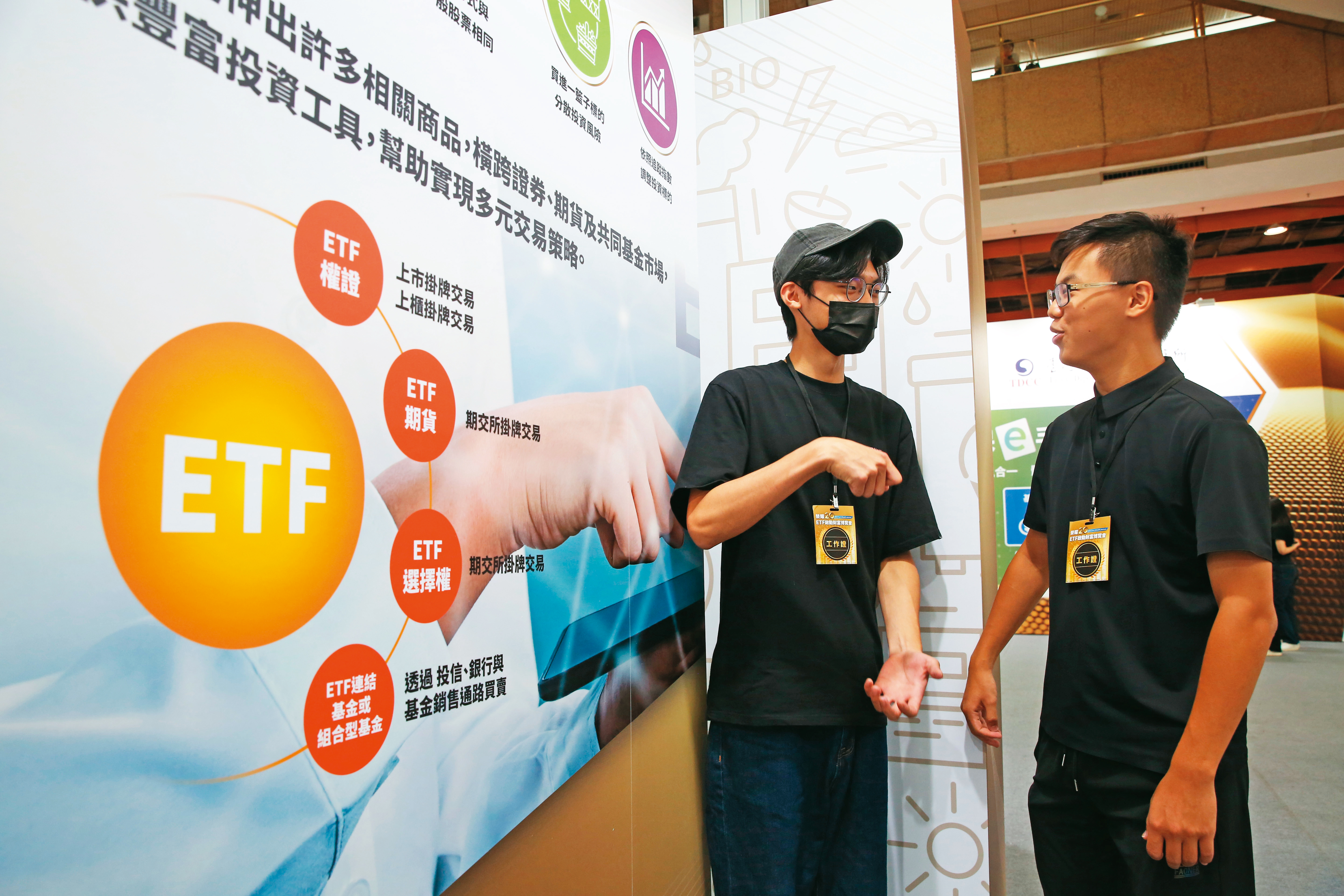 指數化投資須符合兩個要件：被動選股、市值加權，如富邦台50及永豐台灣加權。