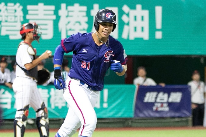 柯敬賢3局上一支長打送回台灣第一分，接著自己跑回第二分，帶領台灣逆轉日本。（翻攝中華棒協粉絲專頁）