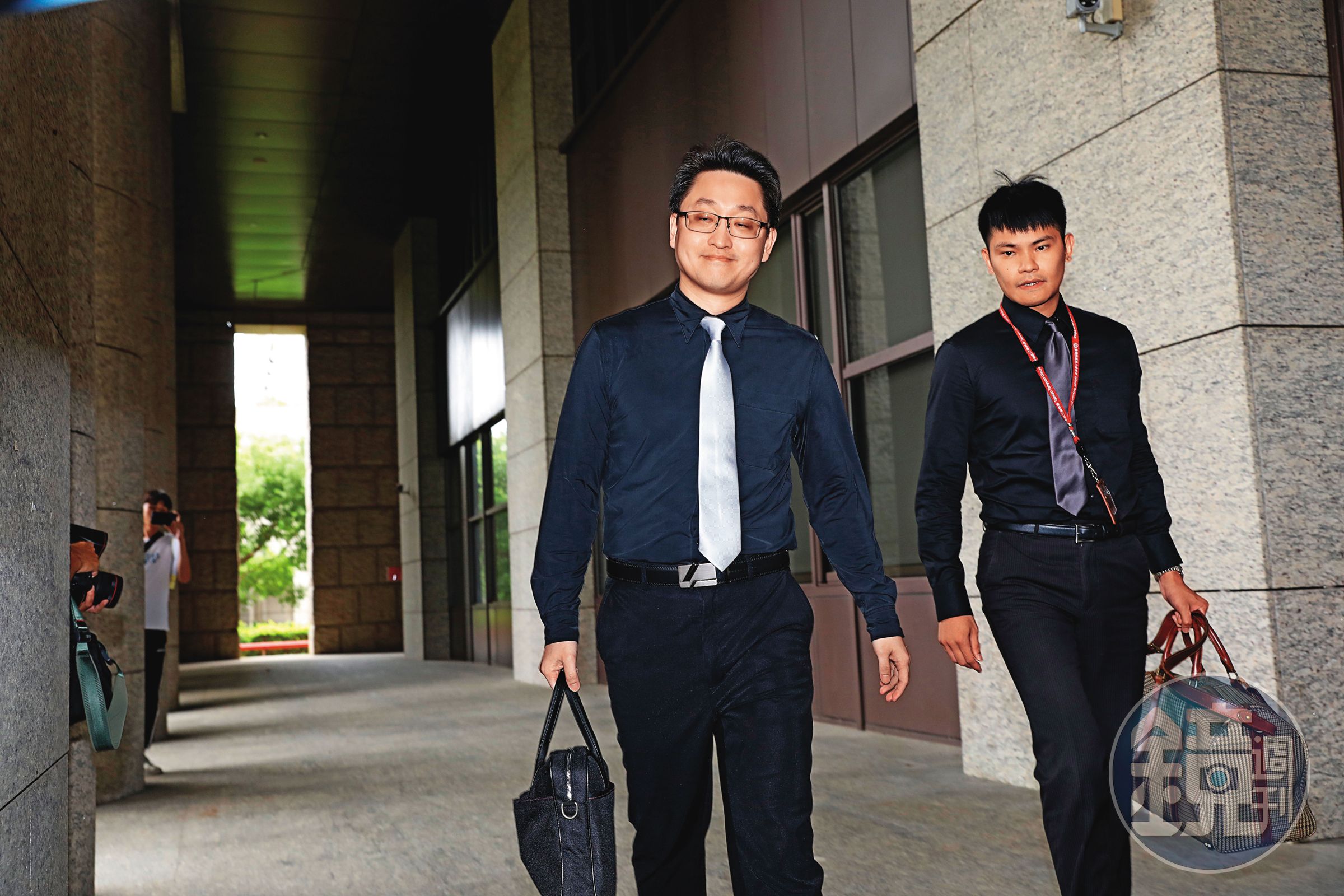 桃檢派出呂象吾（左）及陳嘉義（右）2位檢察官支援蒞庭論告，陳以金流不只「excel檔」遭指暗酸北檢，事後已道歉。