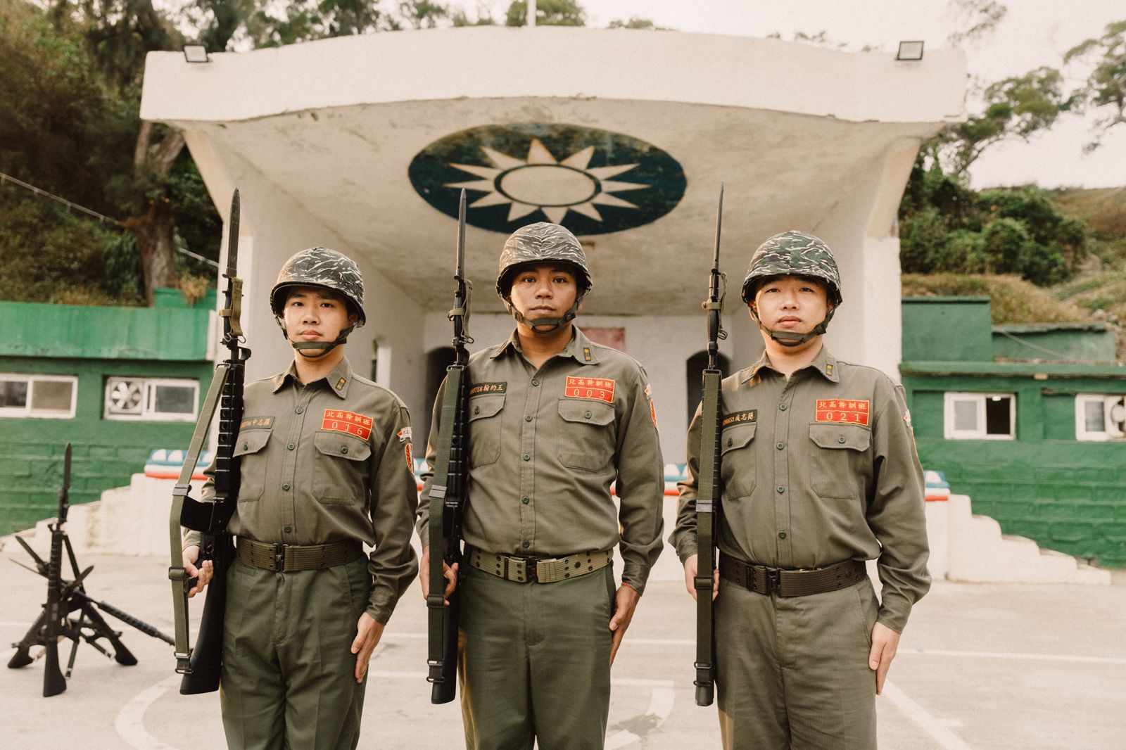 經歷真槍實彈!台灣「烏克蘭志願兵」客串台海危機馬祖菜兵,《國運之戰》演練刺槍術