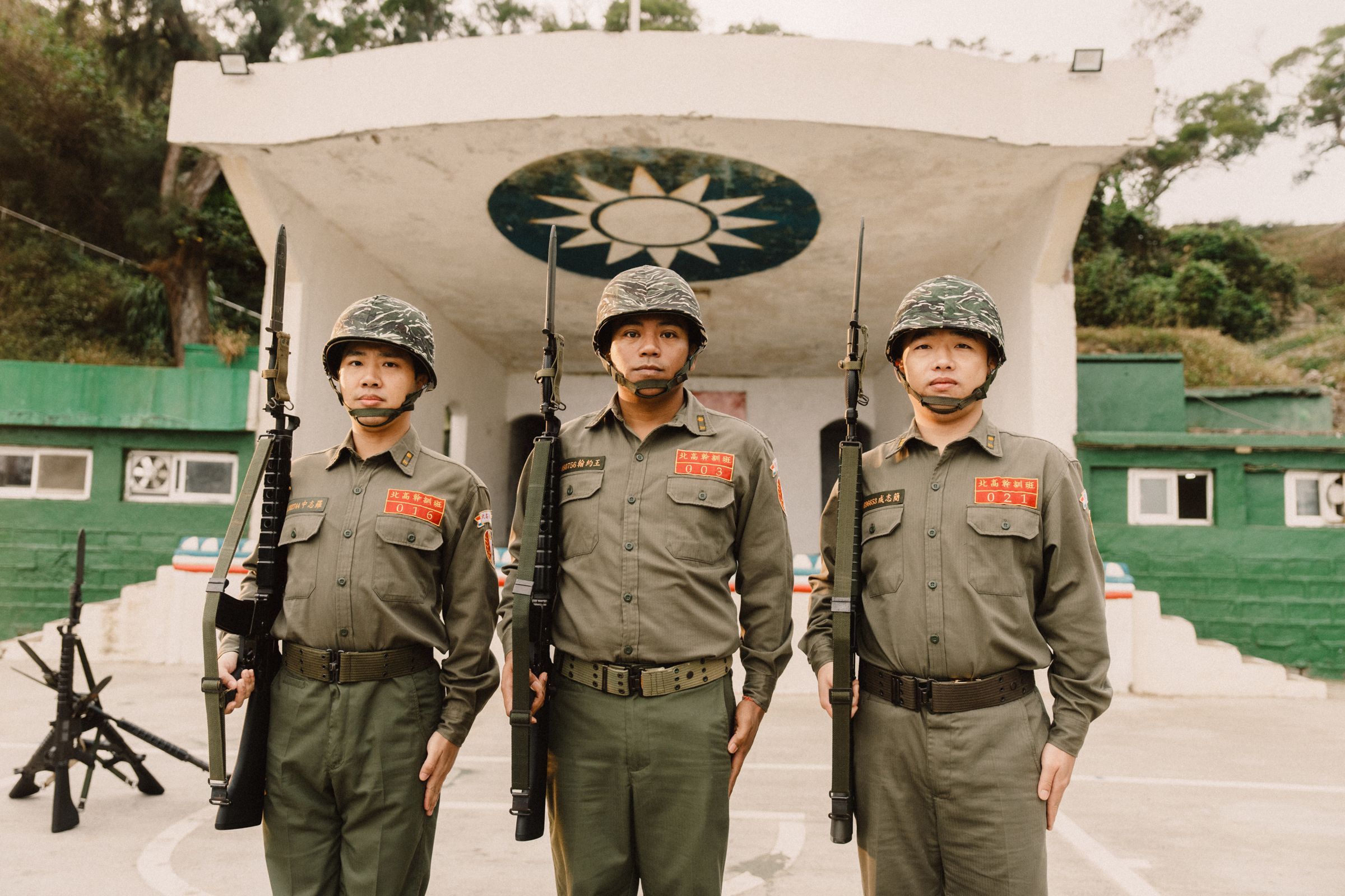 曾在烏東作戰的台灣烏克蘭志願兵陳晞（左）、八兩（右）即將客串電影《國運之戰》，圖中為演員撒基努，三人將在電影中扮演同袍。（馬克吐溫國際影像公司提供）