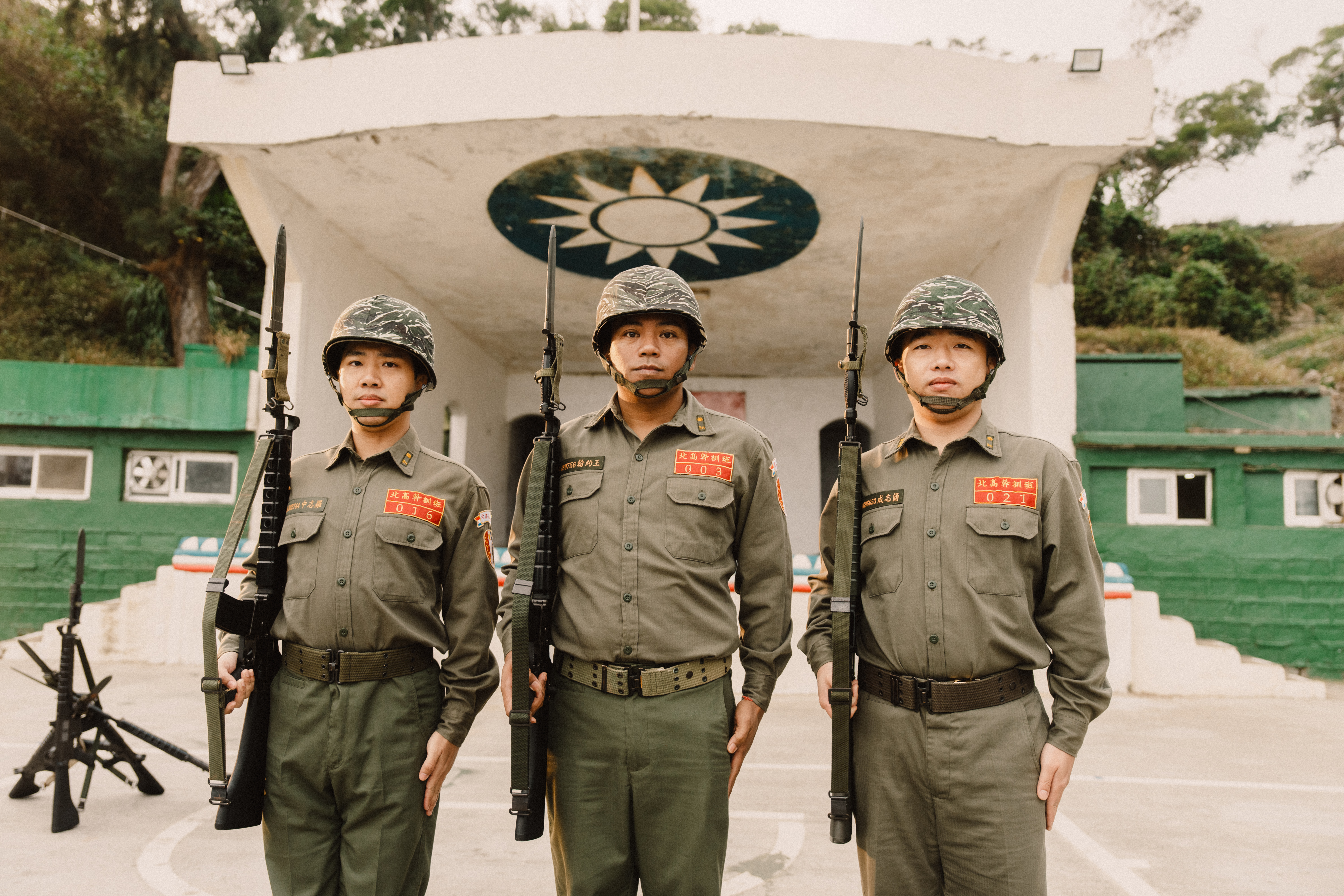 曾在烏東作戰的台灣烏克蘭志願兵陳晞(左)、八兩(右)即將客串電影《國運之戰》,圖中為演員撒基努,三人將在電影中扮演同袍。(馬克吐溫國際影像公司提供)