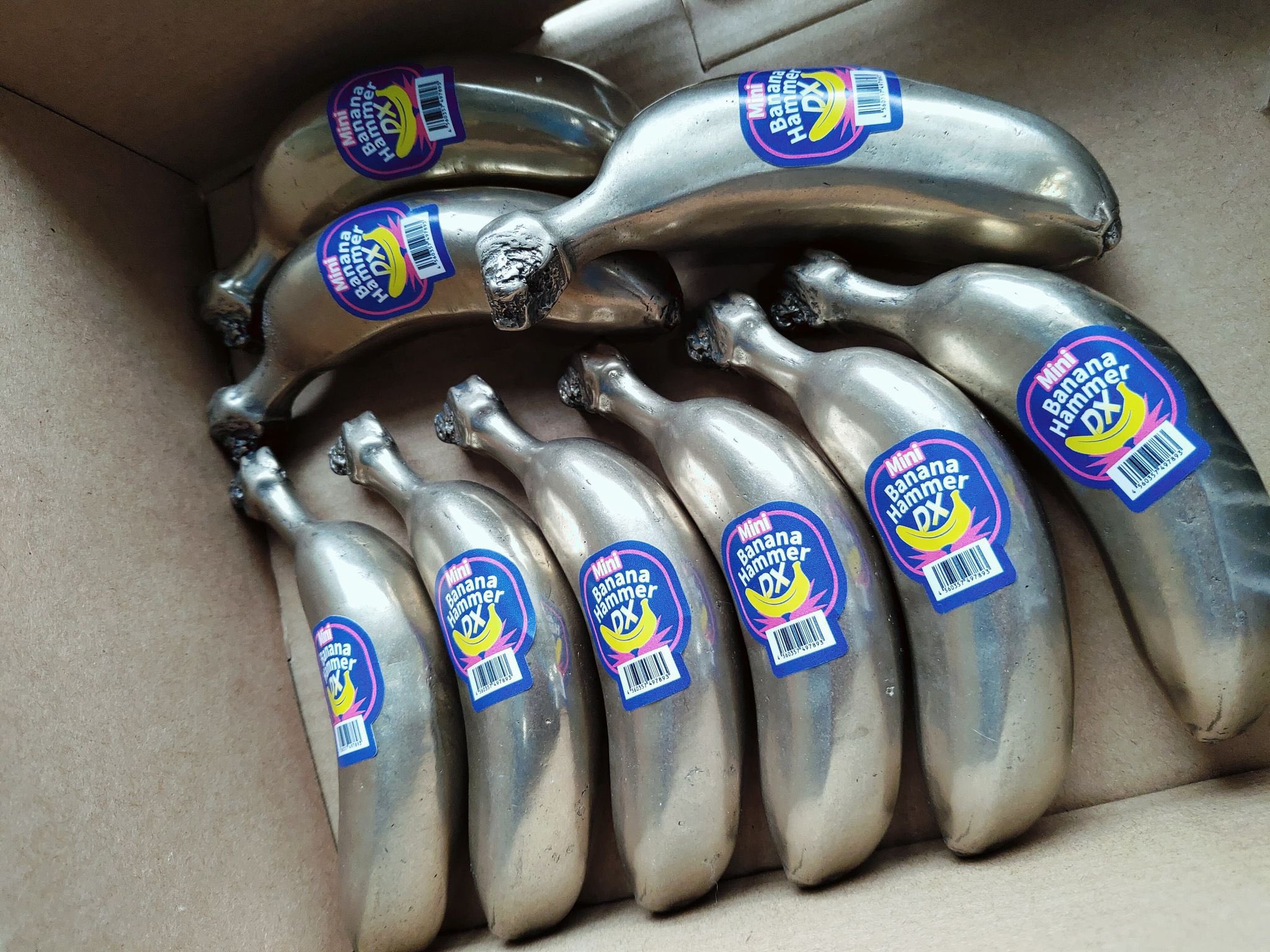 日本公司推出全球獨家的鋼鐵香蕉，造型十分有趣。（翻攝X@IRON_IKEDA）