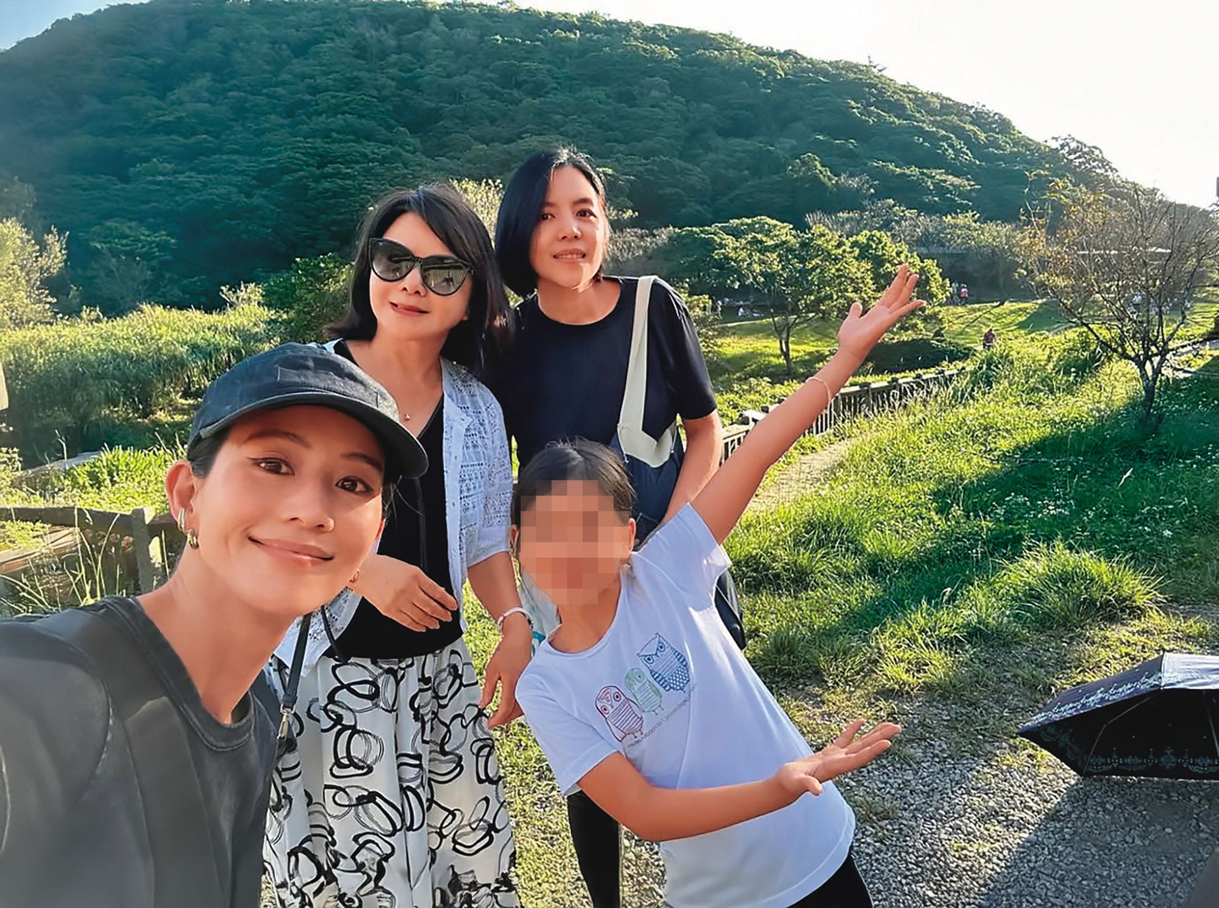 媽媽(左二)與姐姐(右一)是張鈞甯(左一)的兩大支柱,她對可愛的外甥女(右二)也像自己小孩般疼愛。(翻攝自張鈞甯臉書)