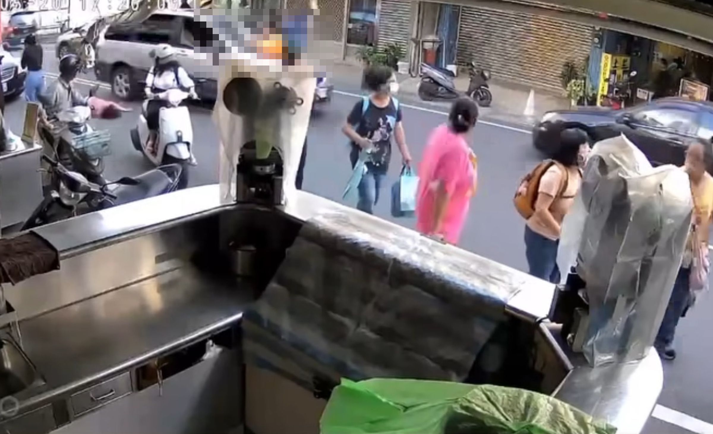 台南玉井昨日下午發生汽車暴衝事件，釀成1死1傷。（網友threads@cyx.1_提供）