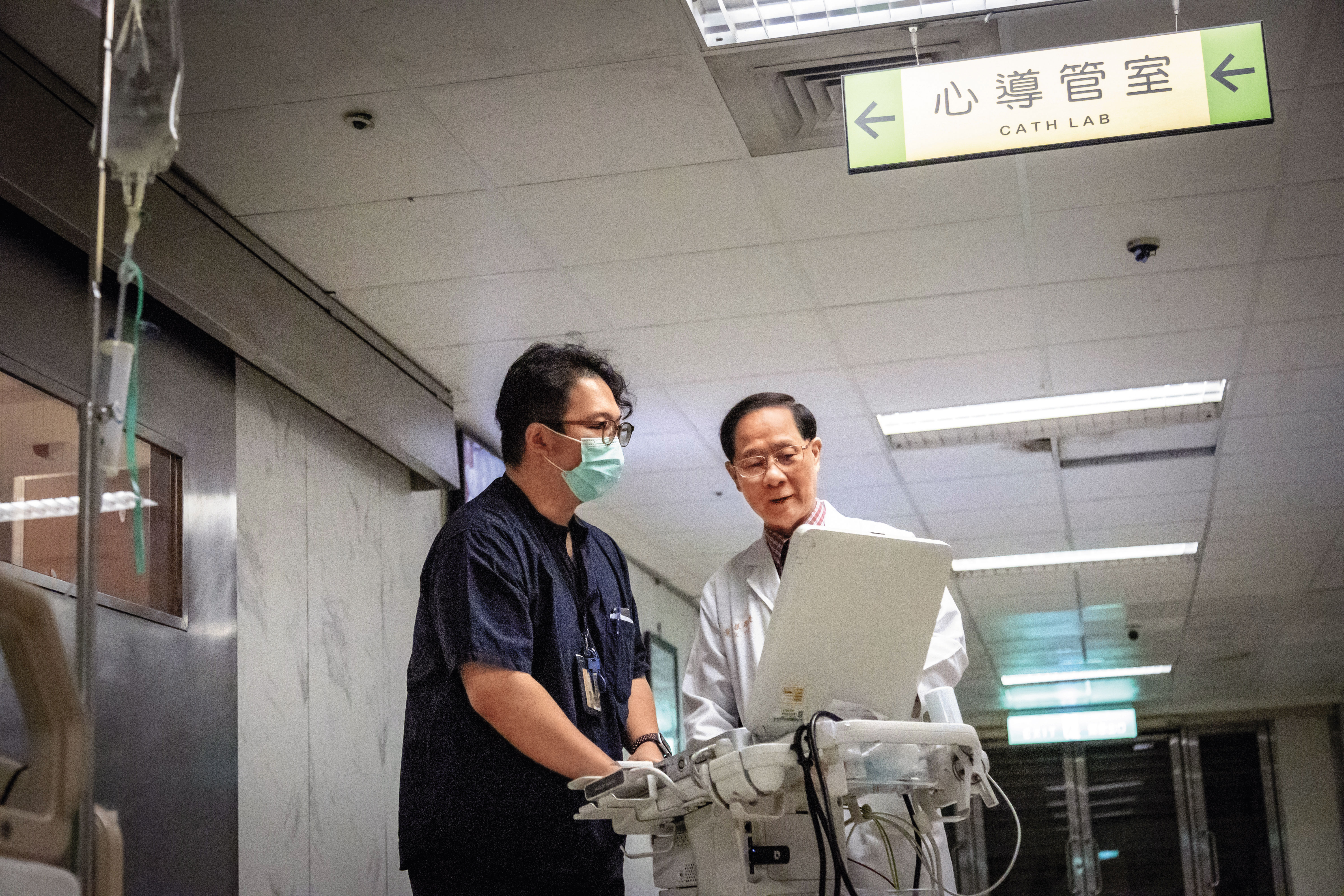 當年為了練習心導管手術，葉漢根（右）在急診科包下所有大夜班，白天瘋狂練習。