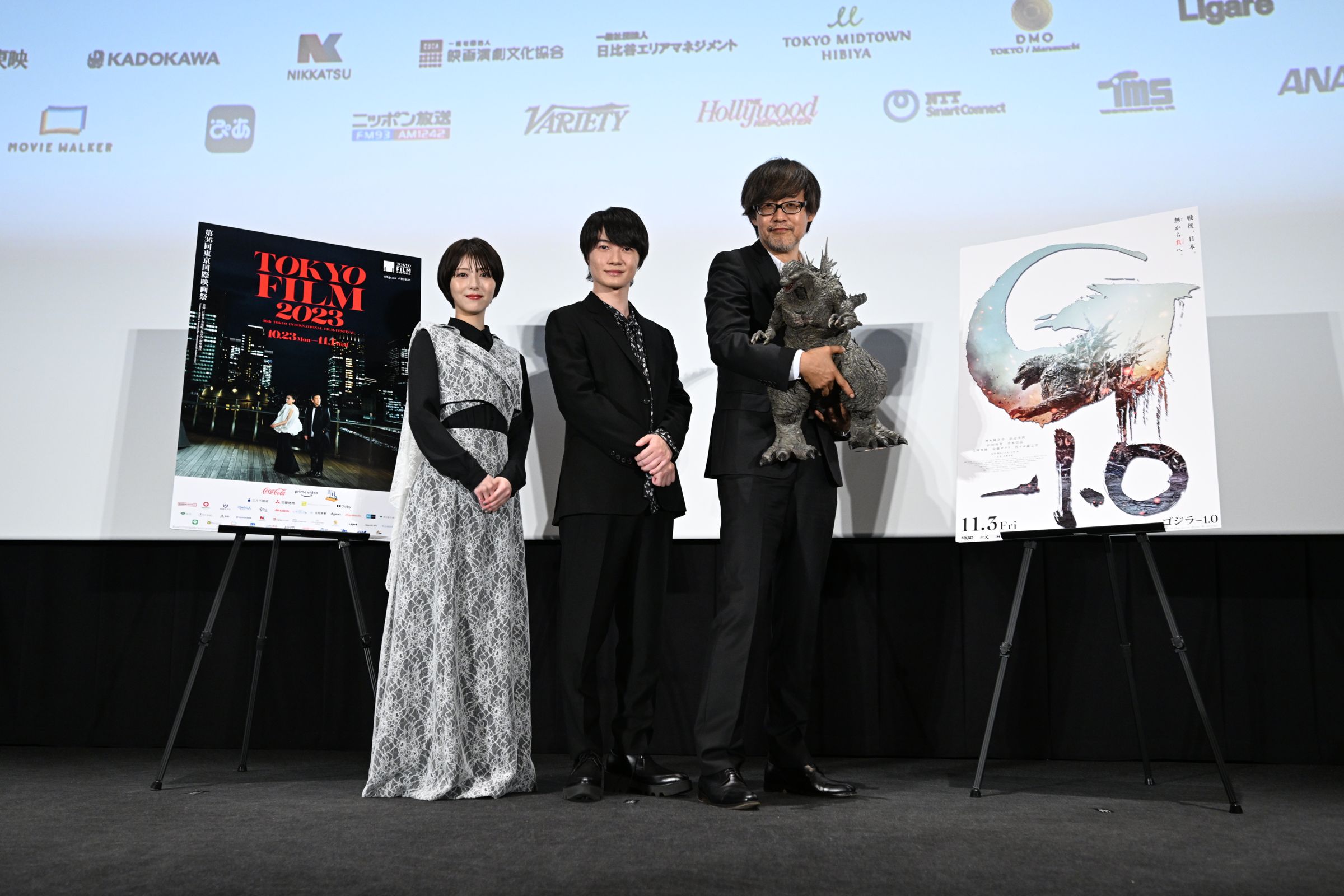 《哥吉拉-1.0》是第36屆東京國際影展的閉幕片,昨導演山崎貴(右起)、主角神木隆之介、濱邊美波現身閉幕片放映活動,導演山崎還手抱哥吉拉。(東京國際影展提供)