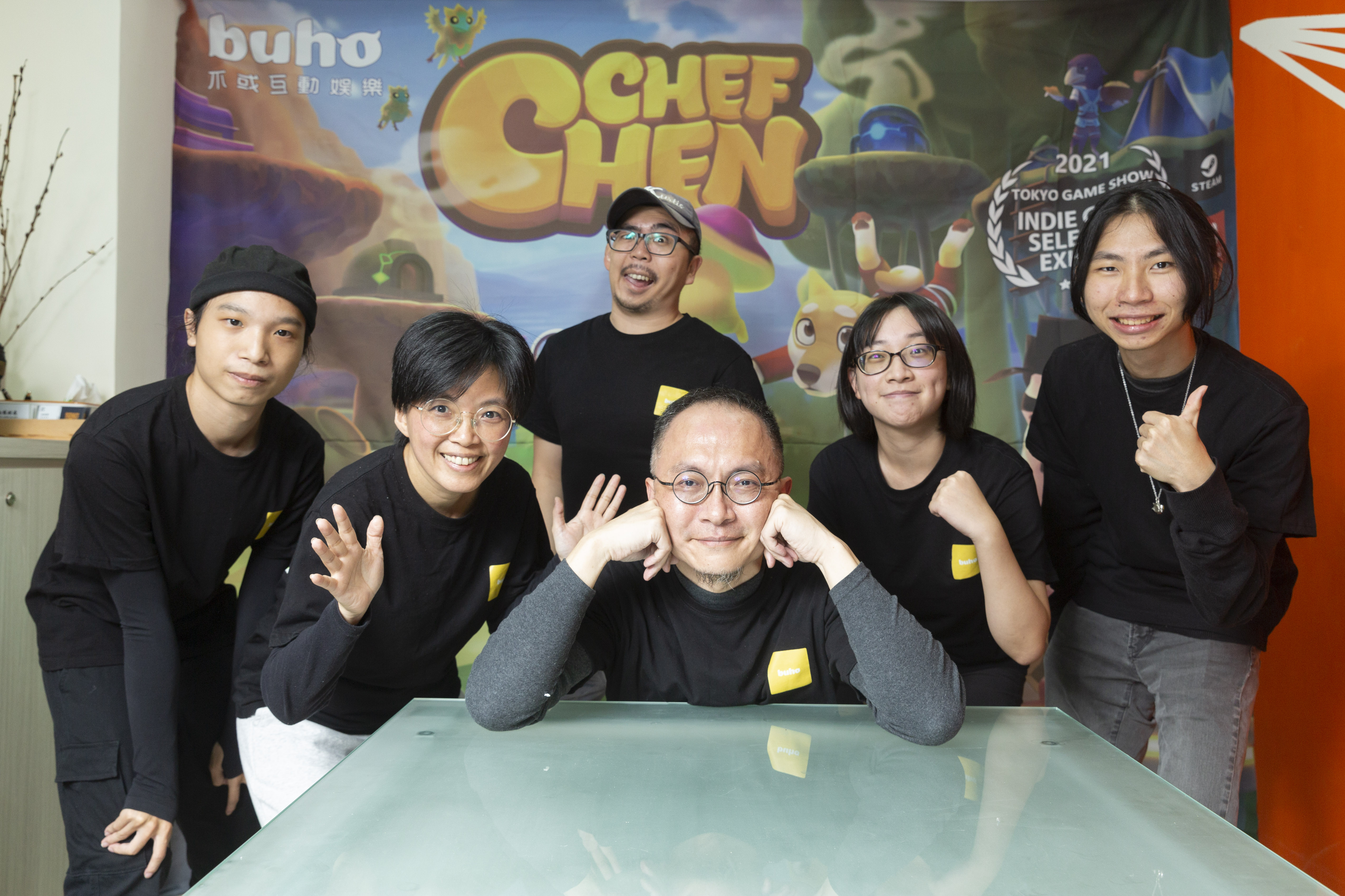 《大廚老陳》開發成員。左起為特效兼音效設計師柳喻翔、共同創辦人陳志瑜、主設計師沈義捷、共同創辦人暨製作人簡明哲、美術動作設計師姜錦蓉及主程式設計師劉奕欣。