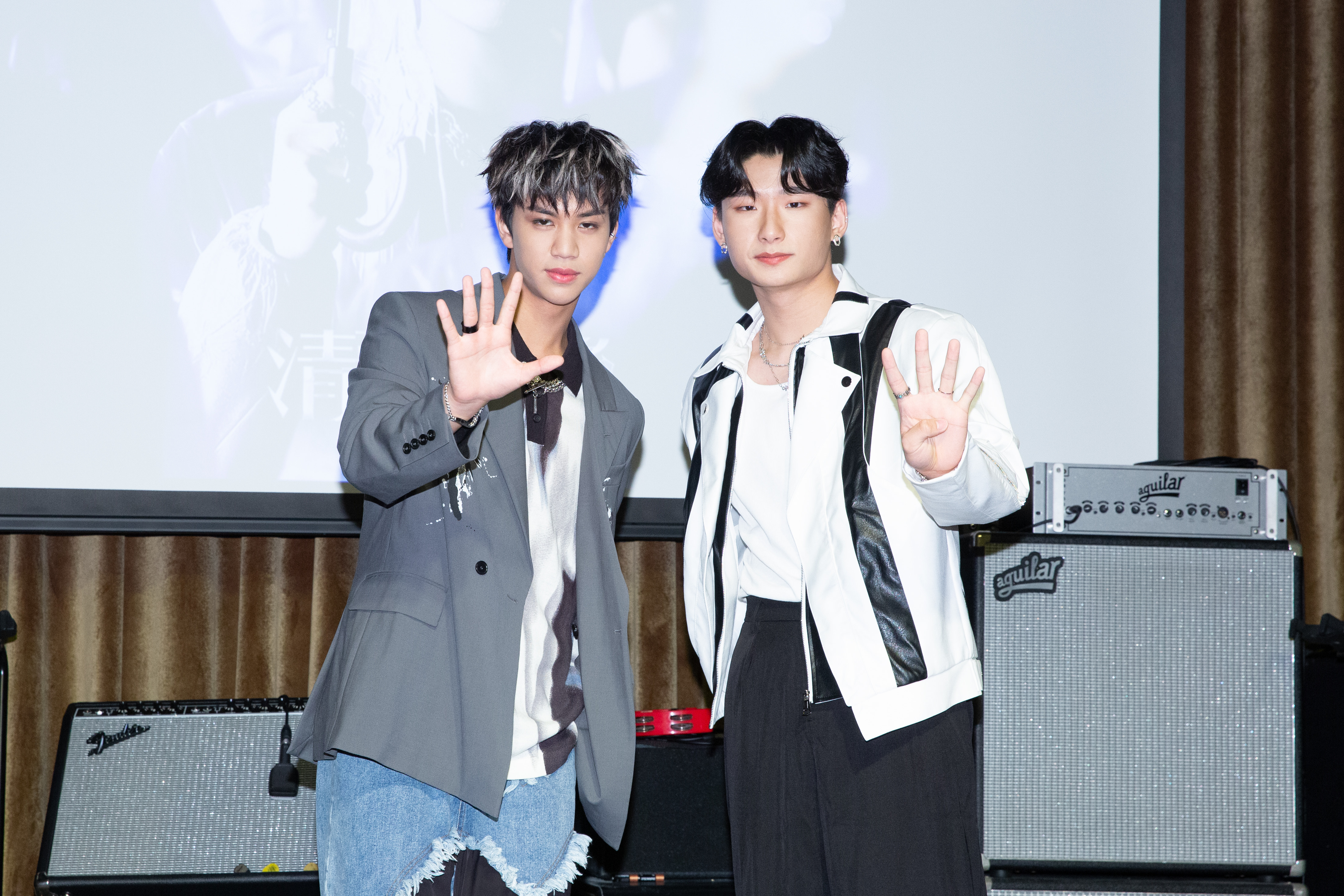 范范（范庭瑜，右）推新作，AcQUA源少年團員李秉諭（貢丸，左）現身祝賀。