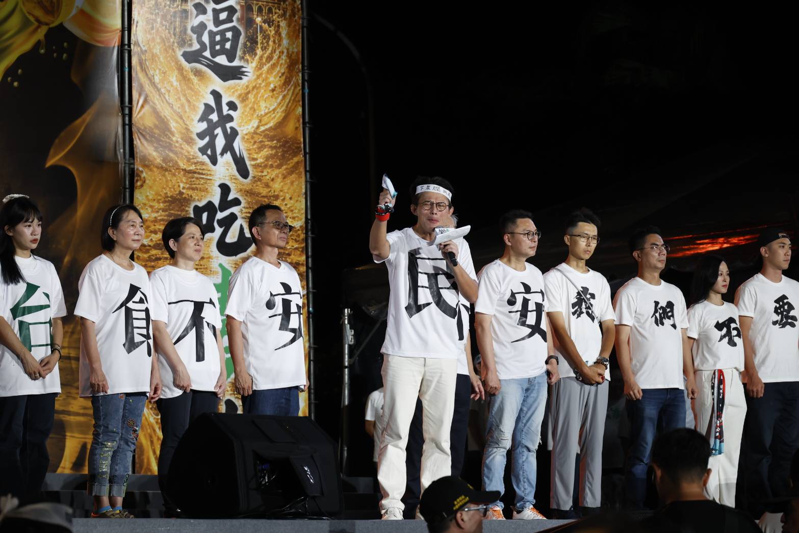 黃國昌率民眾黨人士跟著痛罵。