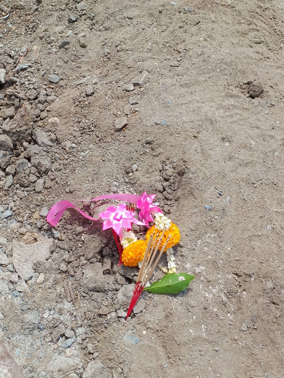 有家屬帶來鮮花和香，祈求神明幫忙讓他們的家人可以平安歸來。