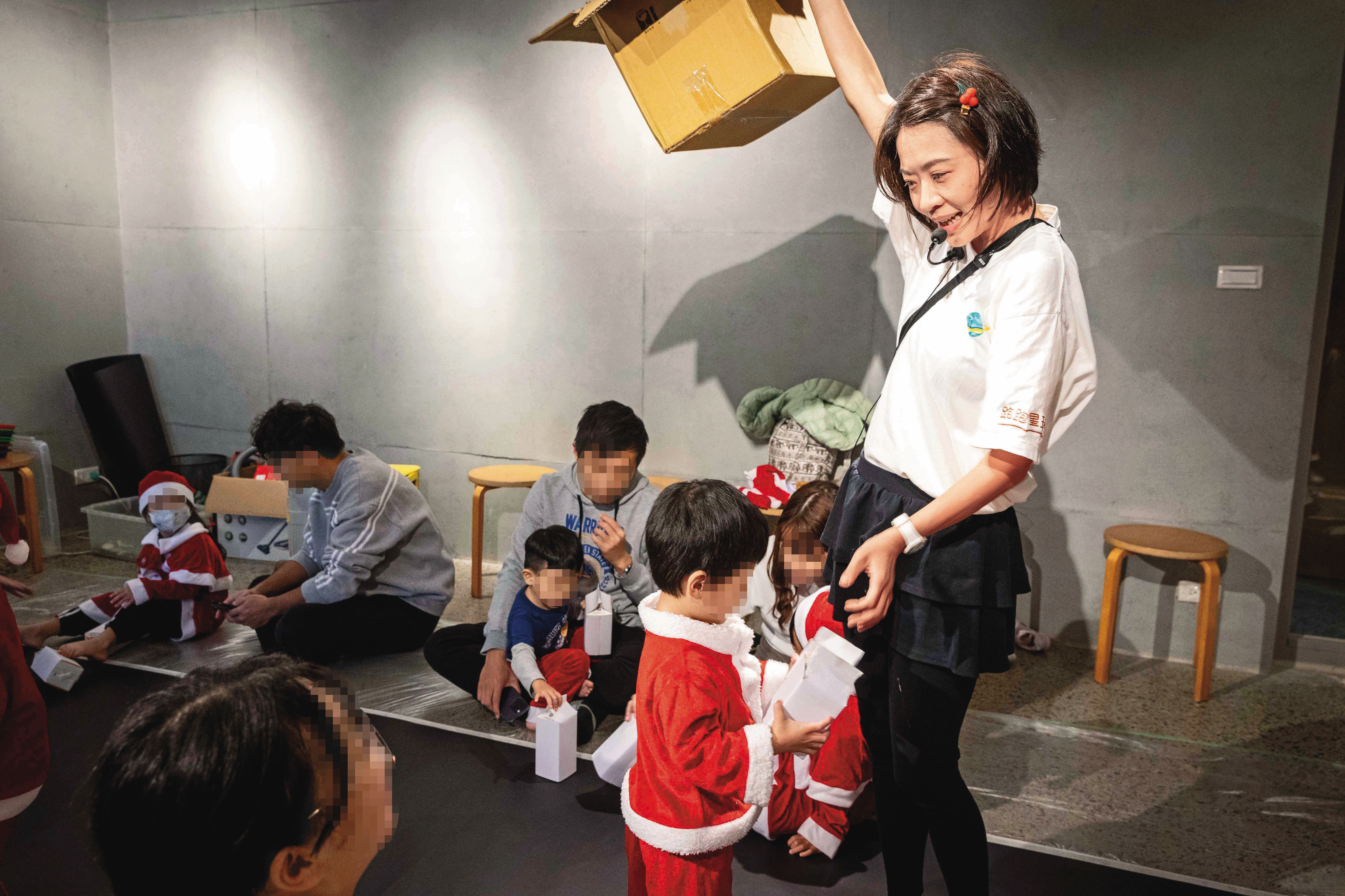 小愛目前已登出新竹，在台中創業，但常有新竹的老客戶邀請她去開課。圖為小愛去年12月出差新竹，在將軍村舉辦的親子課程。