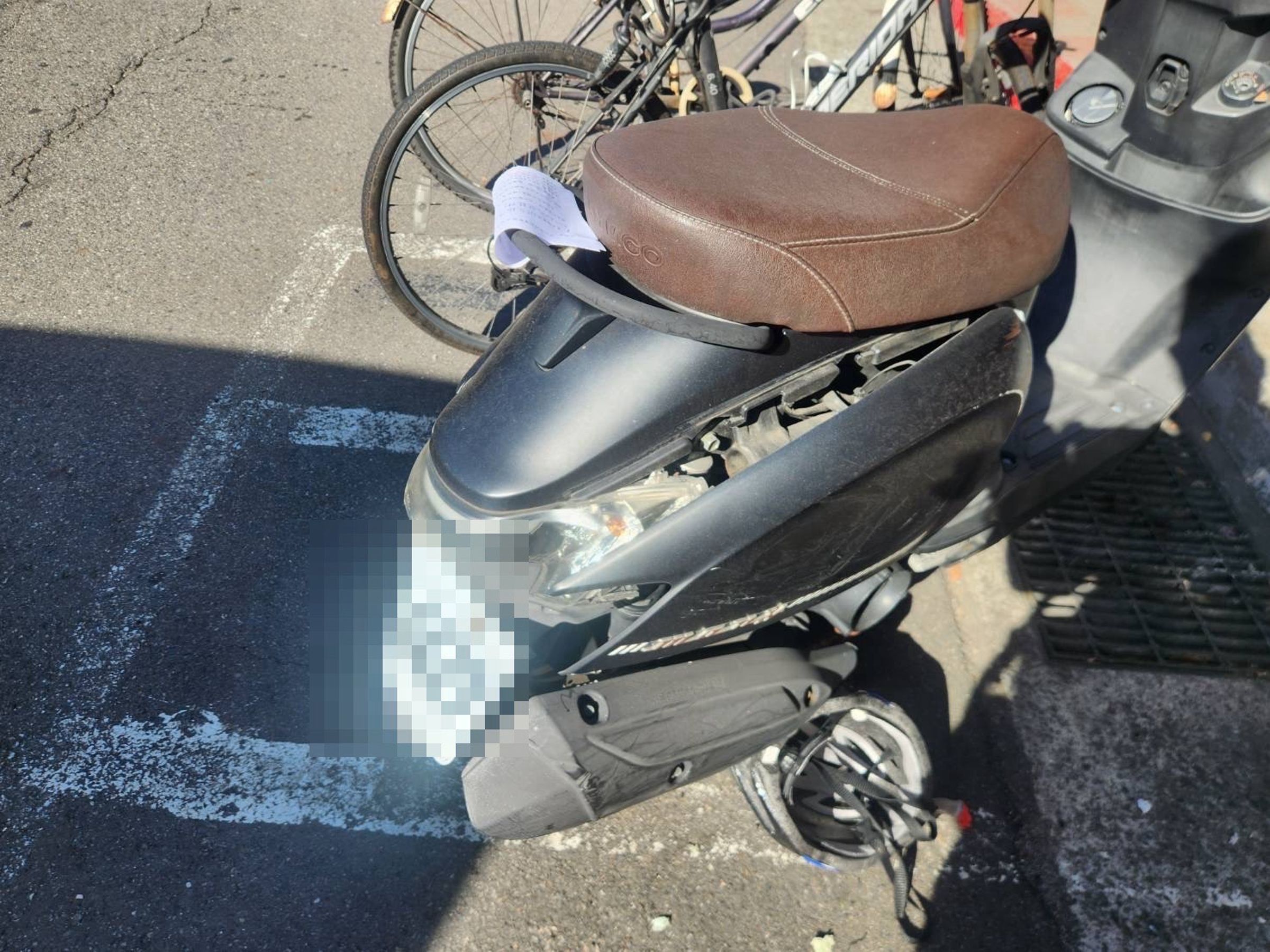 被波及的機車。（警方提供）