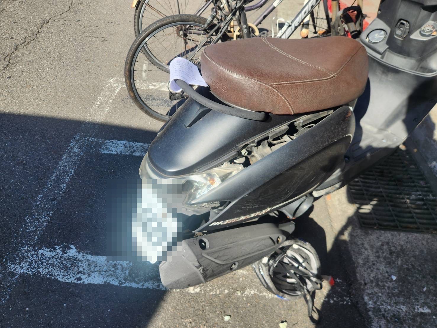 被波及的機車。（警方提供）
