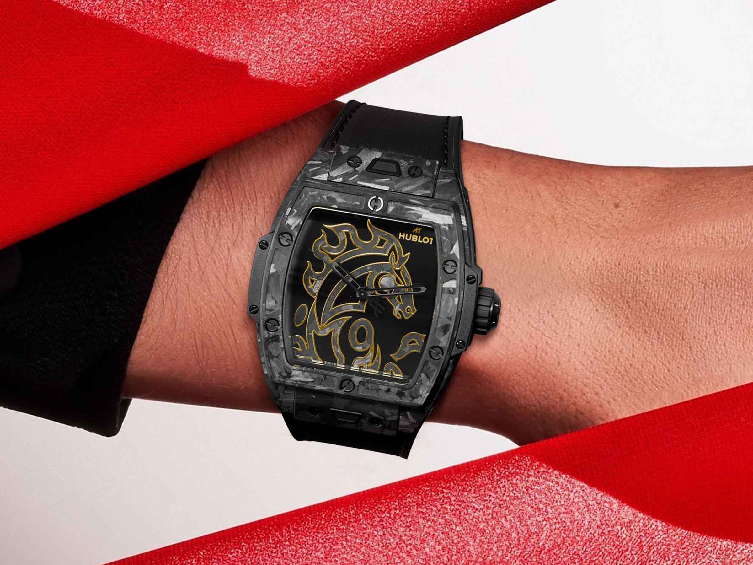 HUBLOT 宇舶錶推出 Spirit of Big Bang 馬年霜狀碳纖限量腕錶，以品牌最具代表性的材質創新，展現「黑馬之姿」的強大氣場。全新作品採用前所未見的碳纖維鑲嵌工藝（marquetry），透過純手工裁切、層疊、打磨與潤飾，使深邃霜狀碳纖維在光影中呈現如岩紋般的深黑層次；金質雕線則取自刺繡工法，描繪唐代壁畫中剽悍奔馬的昂首躍動。