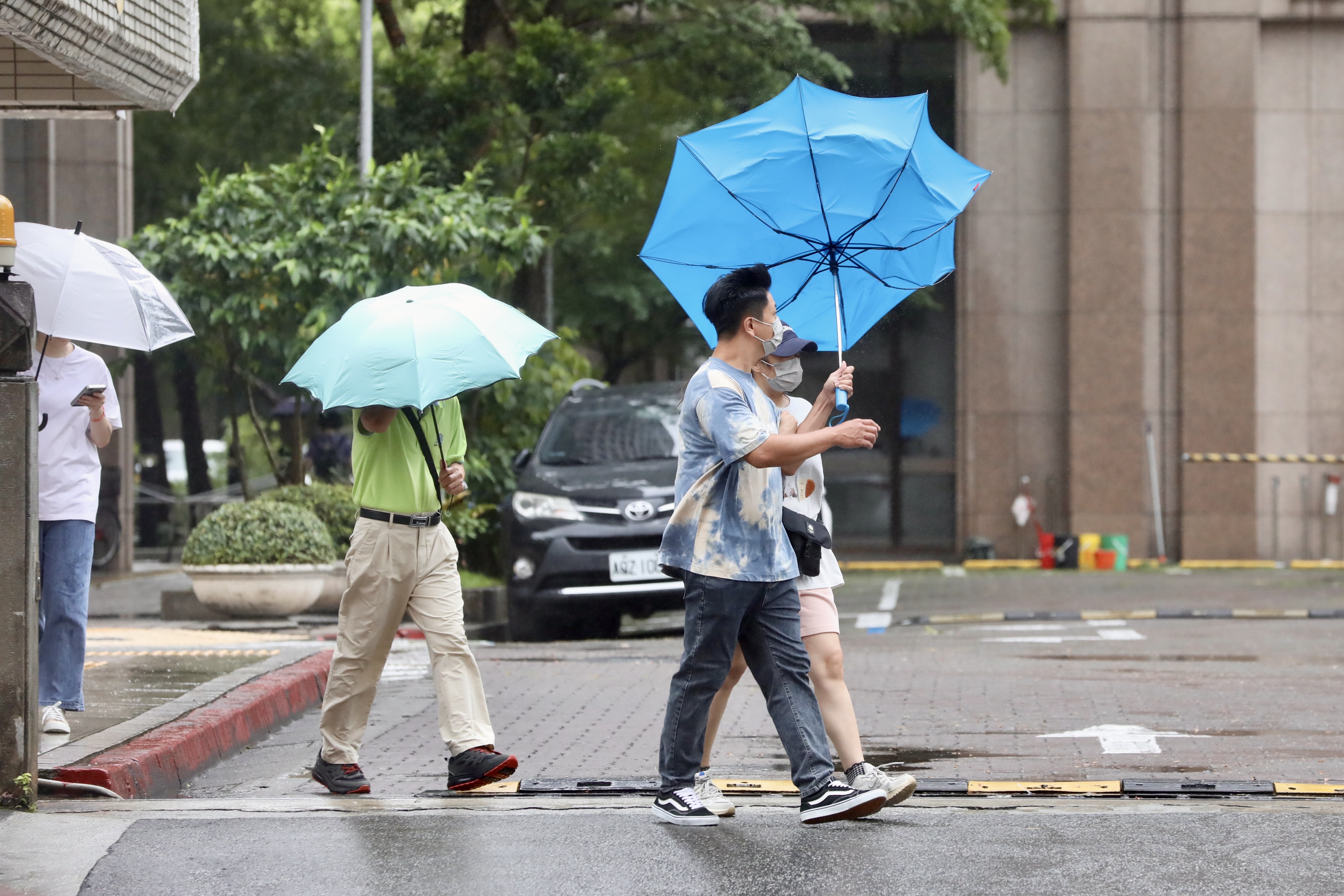 今日北台灣氣溫明顯下降，濕冷感明顯。（鏡報林煒凱）