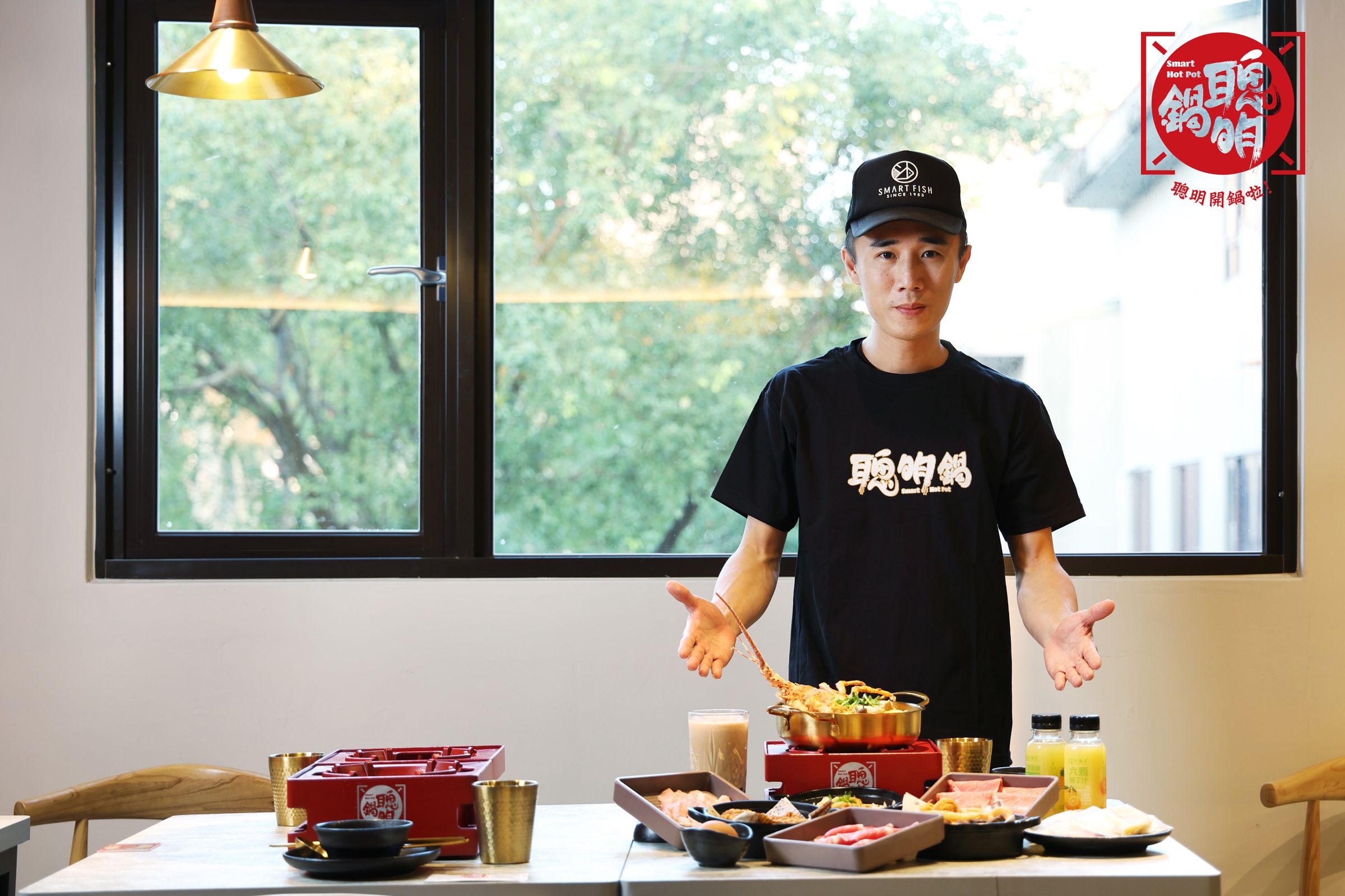 在林聰明沙鍋魚頭任職超過10年的資深店經理、聰明鍋主陳冠廷表示，消費可享自助飲料吧，招待鄉親免費喝，加點飲品也可以升級小奢華如阿里山冷泡茶、聰明洛梅飲等。（聰明鍋提供）