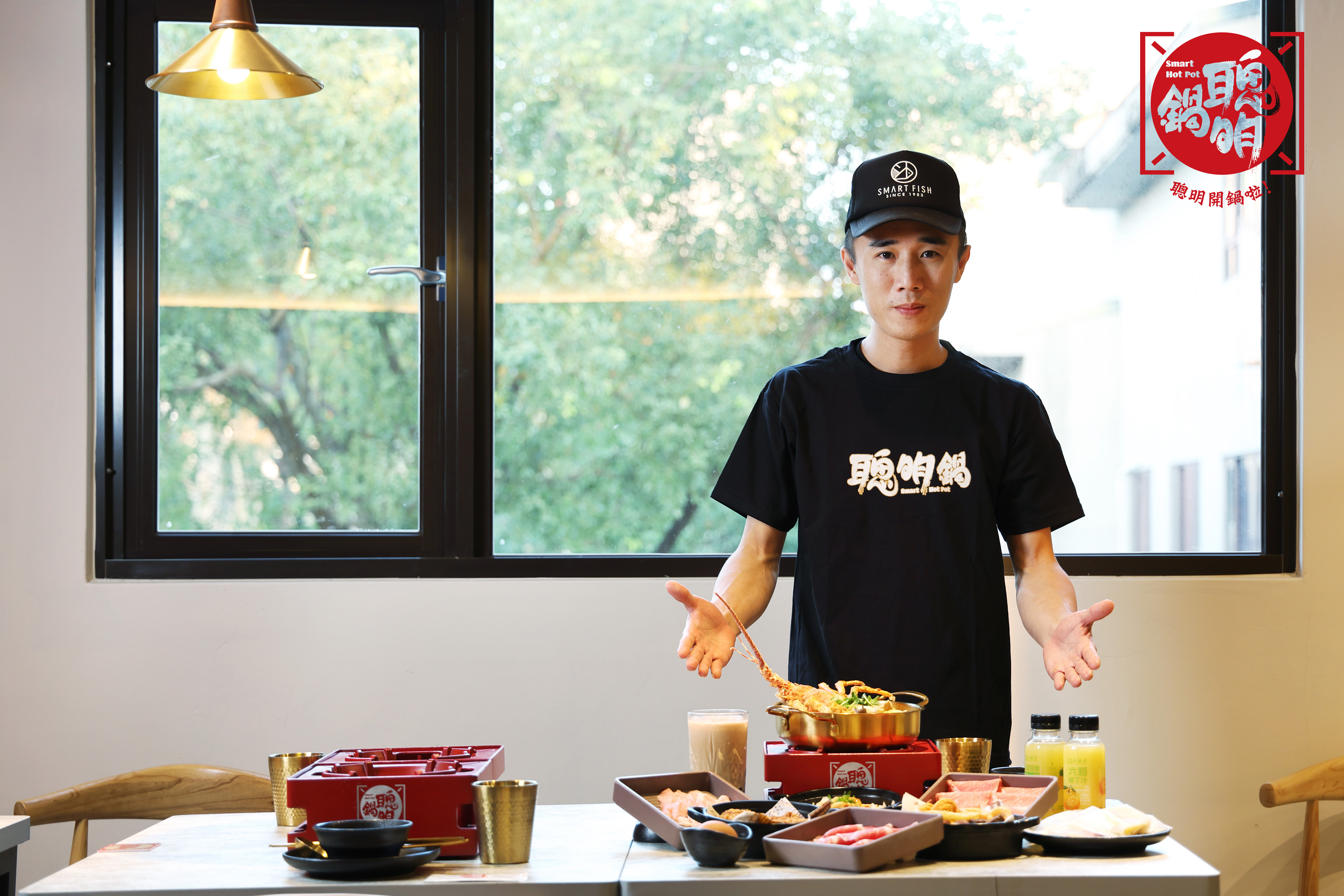 在林聰明沙鍋魚頭任職超過10年的資深店經理、聰明鍋主陳冠廷表示,消費可享自助飲料吧,招待鄉親免費喝,加點飲品也可以升級小奢華如阿里山冷泡茶、聰明洛梅飲等。(聰明鍋提供)