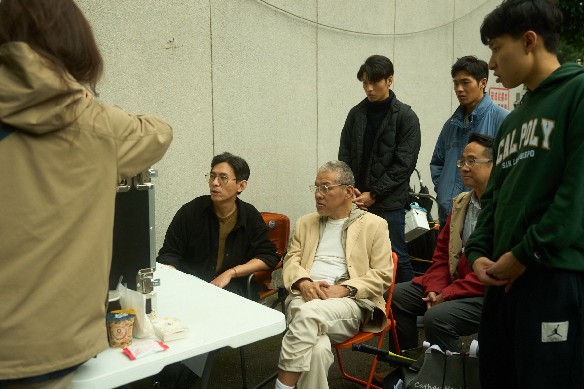 《進行曲》導演姜瑞智(中左)與監製陳鴻元(中右)在拍片現場討論。(未來進行曲提供)
