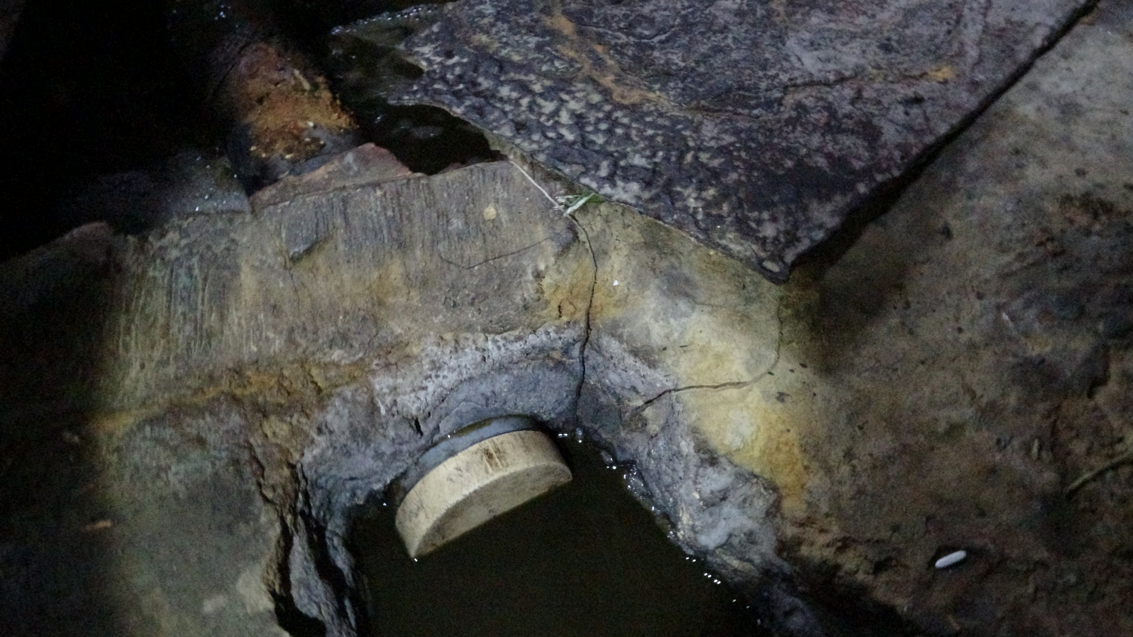 台中太平2家電鍍工廠，長期繞流偷排含重金屬鉻的事業廢水。（環境部環管署提供）