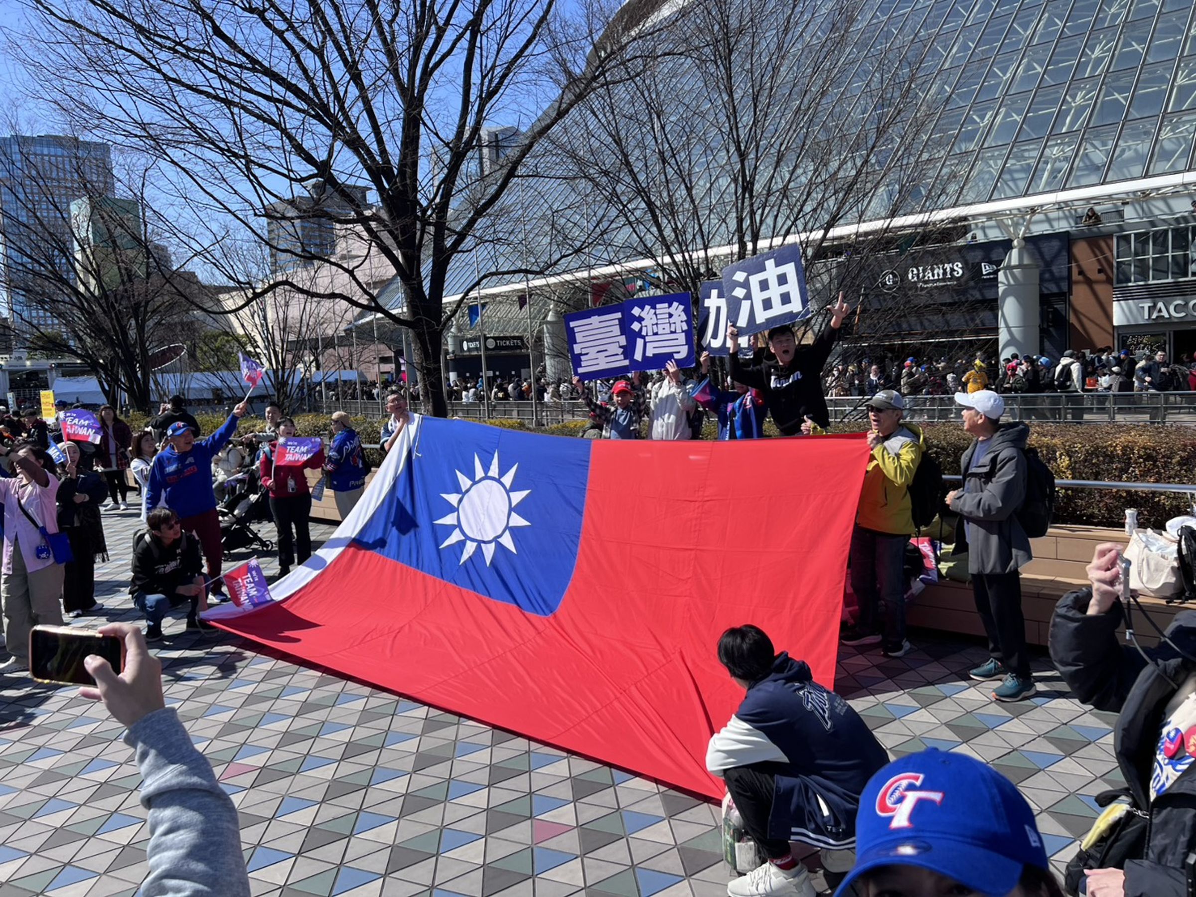 台球迷熱情不減,超大幅國旗登場喊「台灣加油」超感動 。