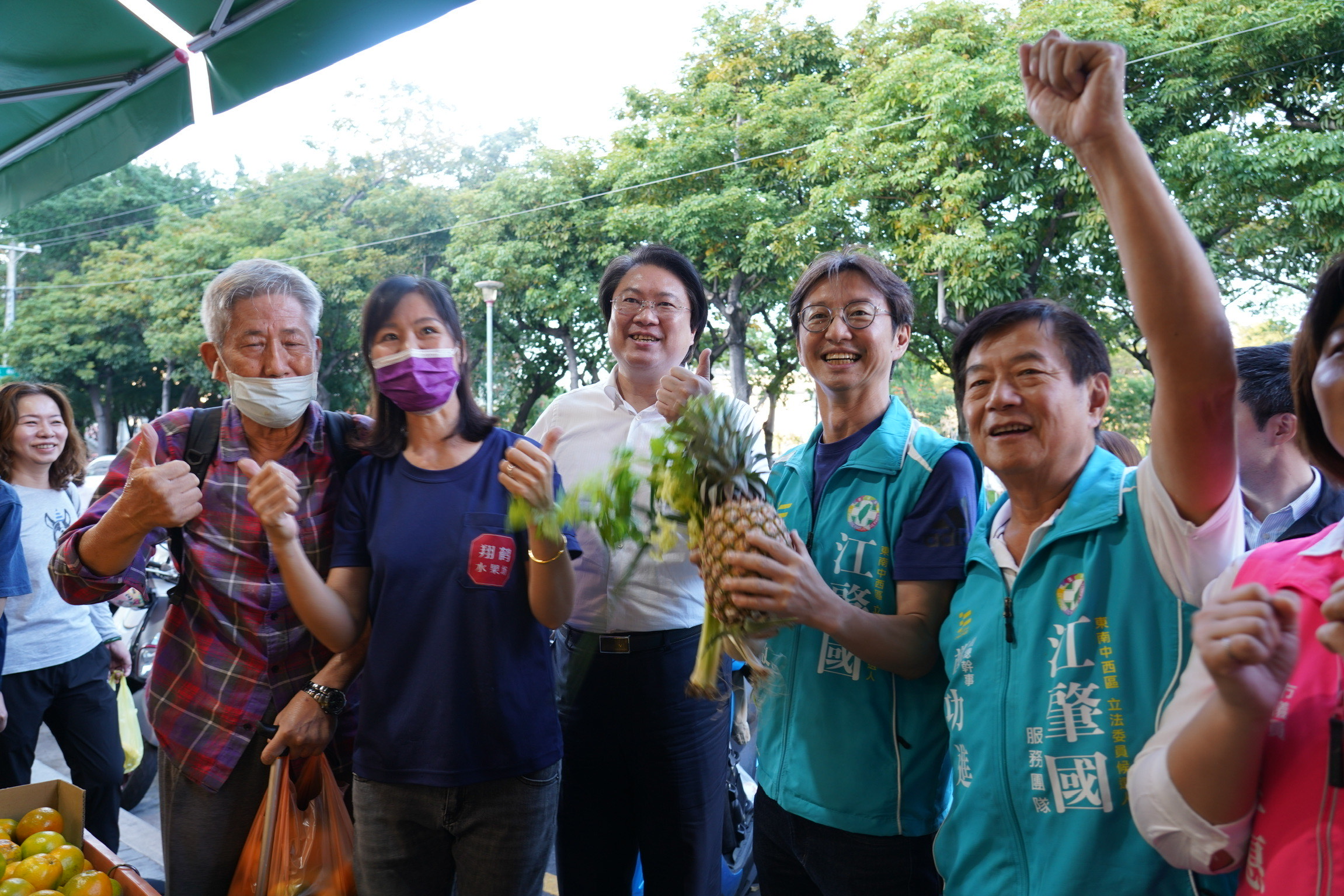 立委候選人江肇國今天掃市場過程中，展現出在地方的高人氣。（江肇國辦公室提供）