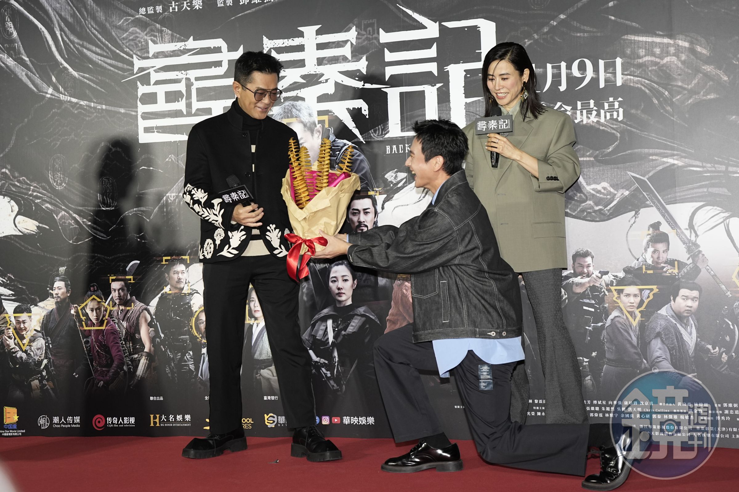 劉冠廷帶著很像古天樂簽名式的圈圈狀洋芋片，來祝「古老闆」新片在台灣大賣。