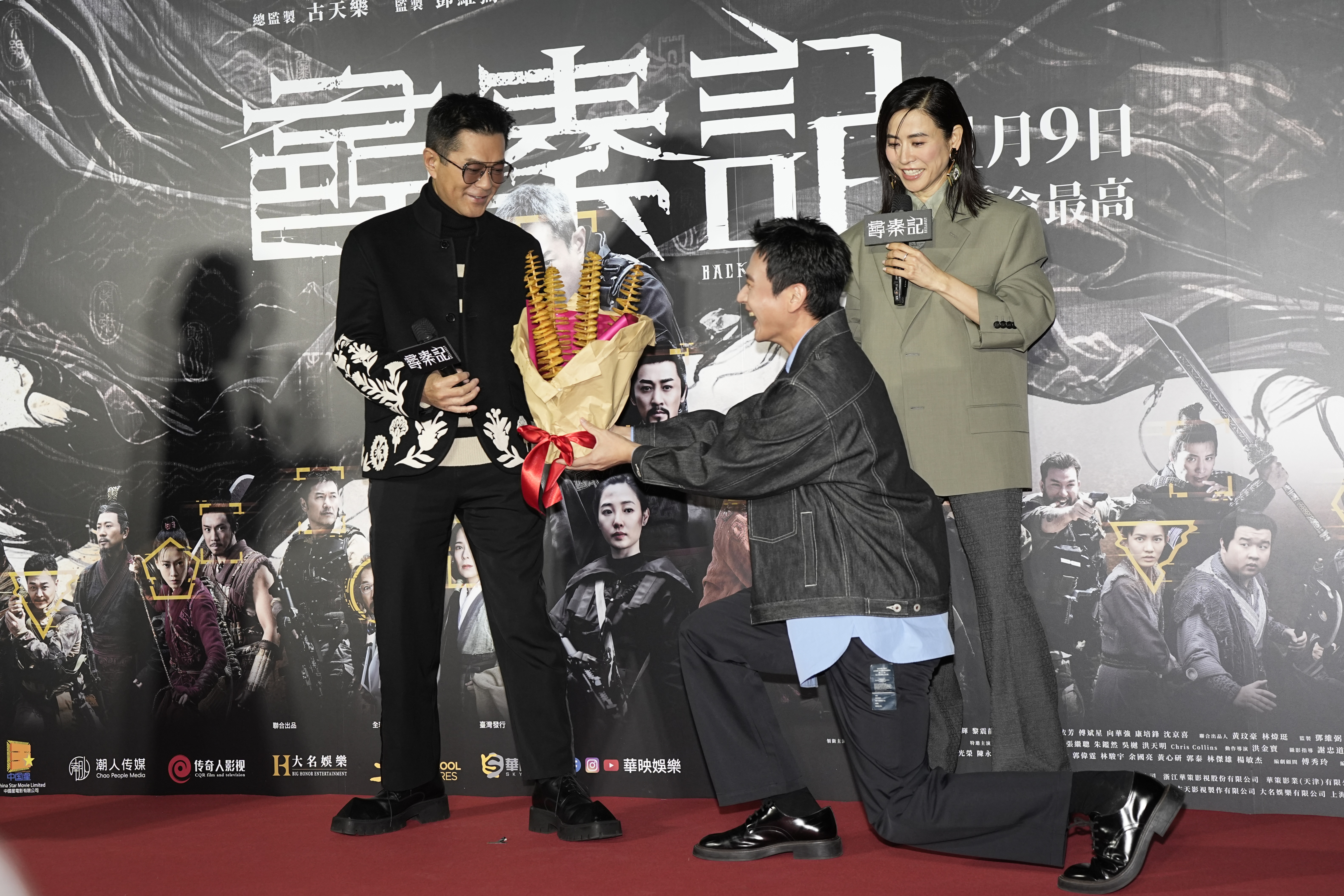 劉冠廷帶著很像古天樂簽名式的圈圈狀洋芋片，來祝「古老闆」新片在台灣大賣。