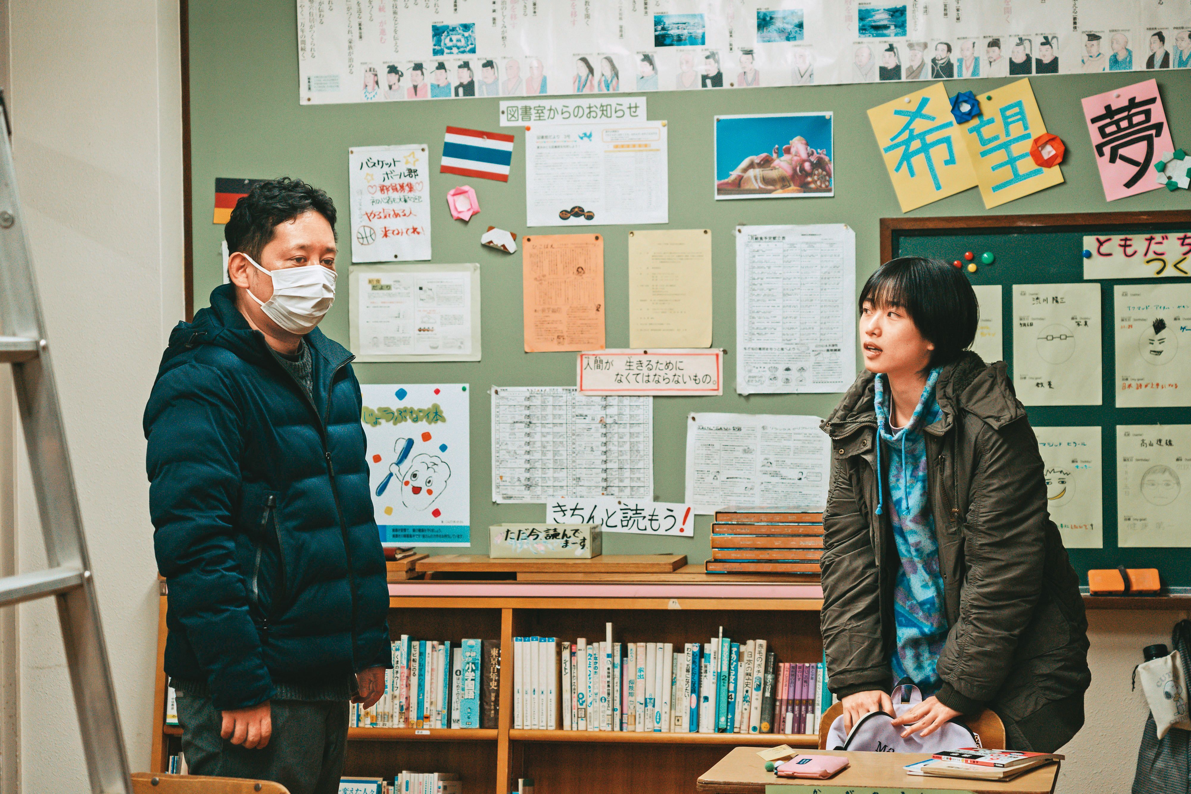 河合優實(右)與事件主角年齡相仿,入江悠(左)放手讓她詮釋角色。(光年映畫提供)