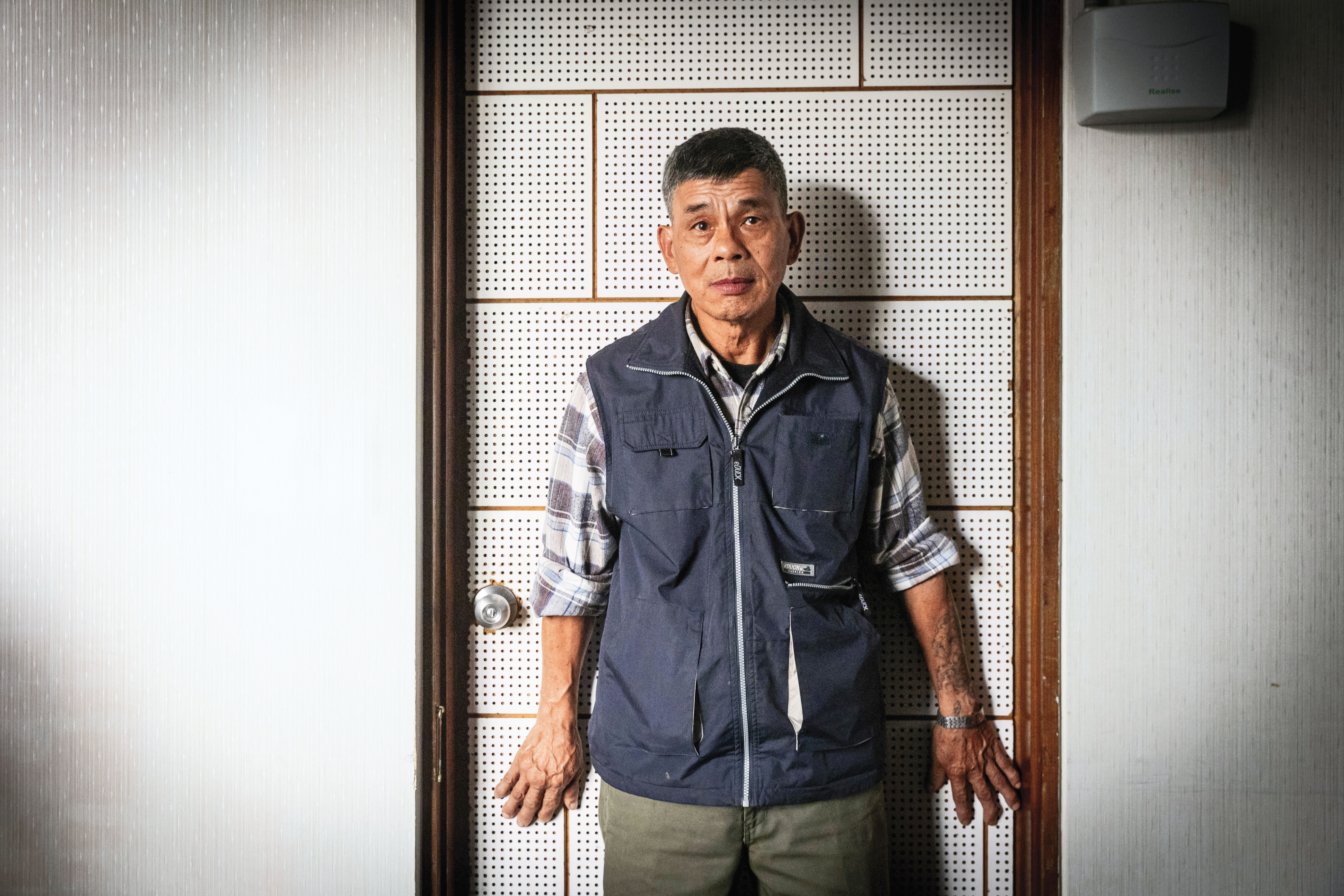 32年前，呂金鎧收留朋友暫住家中，朋友犯案，他也跟著被指為性侵殺人犯。