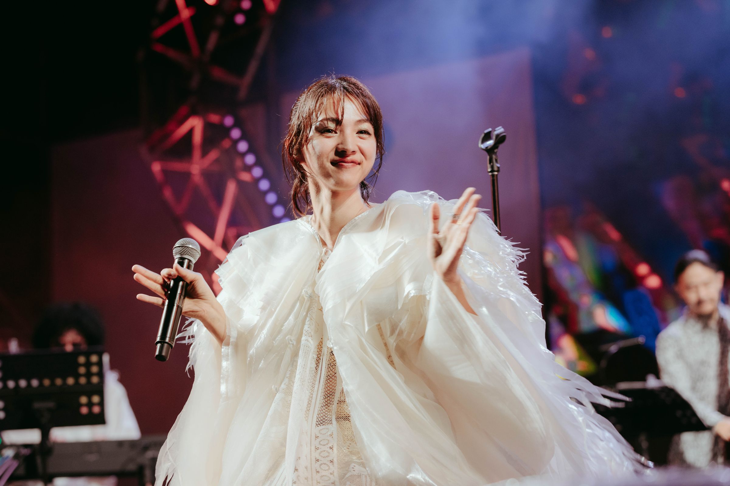 最早以唱跳歌手身分出道的滿島光,在「大港開唱」獻上多曲演出。(出日音樂提供)