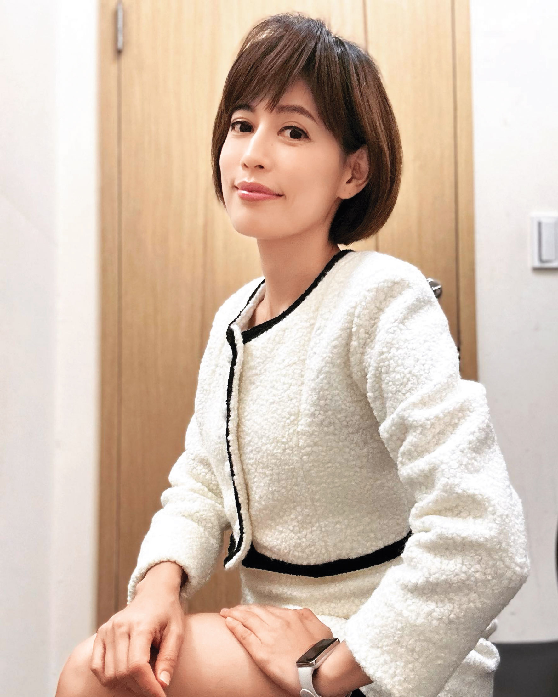 女主播古彩彥(圖)裝設針孔攝影機,錄下張靖玲破壞她辦公桌物品的過程。(翻攝自古彩彥臉書)