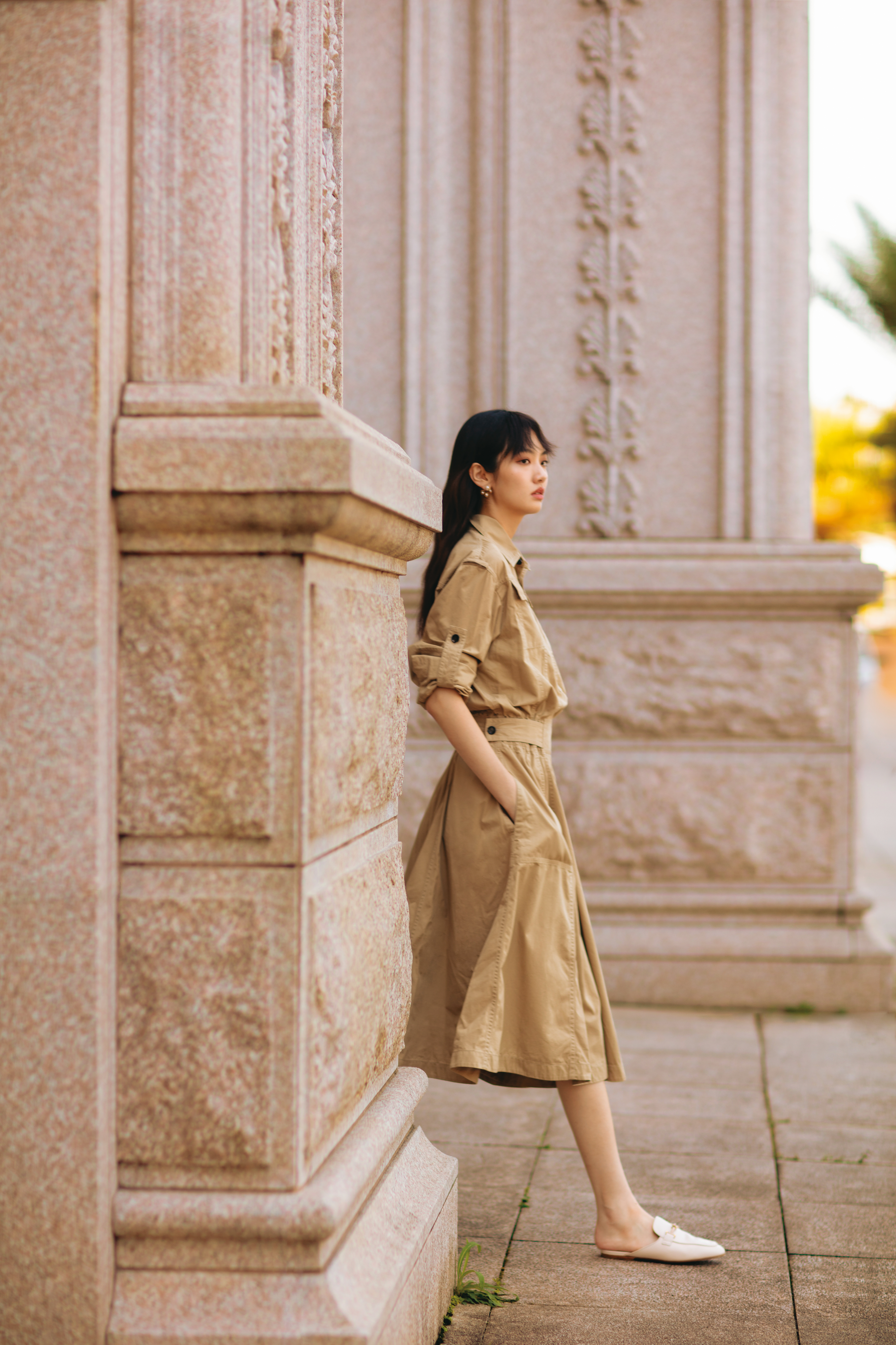 鈕扣飾洋裝 NT$93,300 by BOTTEGA VENETA；T Ring穆勒鞋 NT$29,900 by TOD'S；金色玫瑰珍珠耳環 NT$21,000 by Roger Vivier。