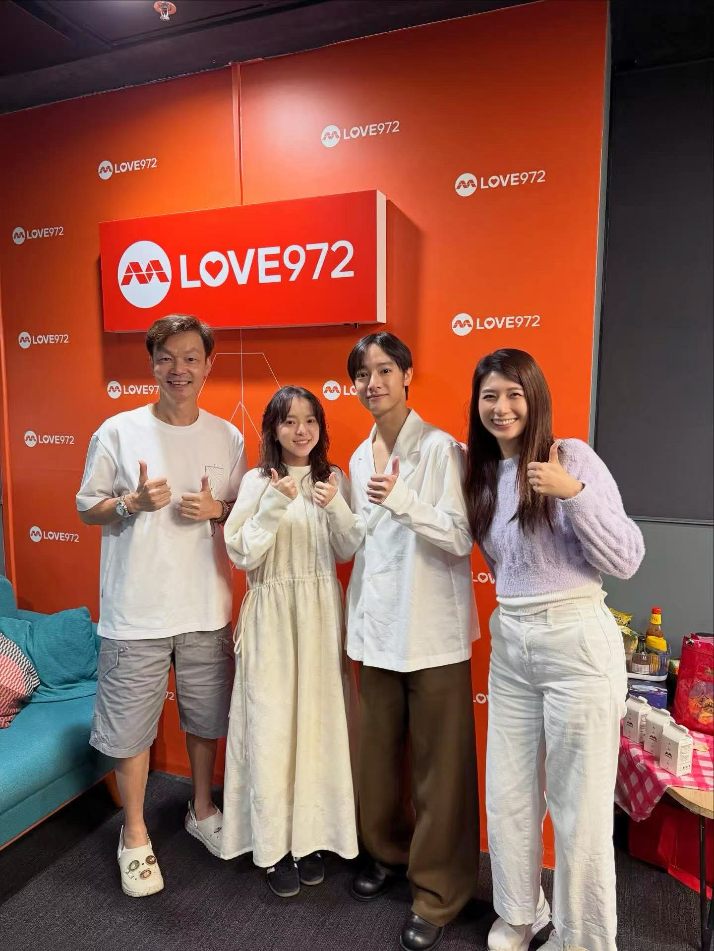 李國煌(左起)邀項婕如、劉修甫參加他主持的廣播live節目，右為助理主持。（三匠影視提供）