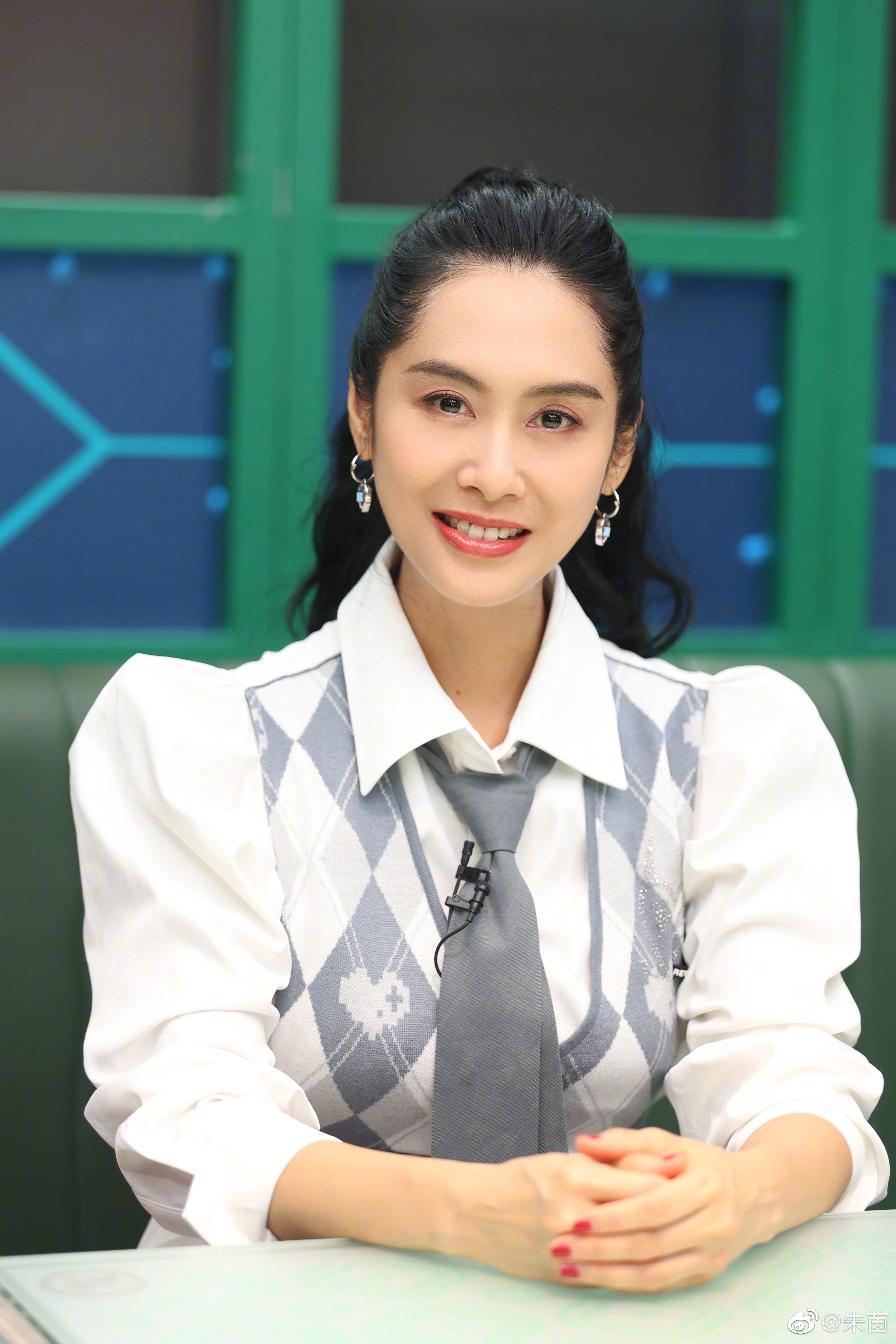 港星朱茵已13年未接拍港劇，日前她應ViuTV邀請主演該台劇集《反起跑線聯盟2》。（翻攝自朱茵微博）