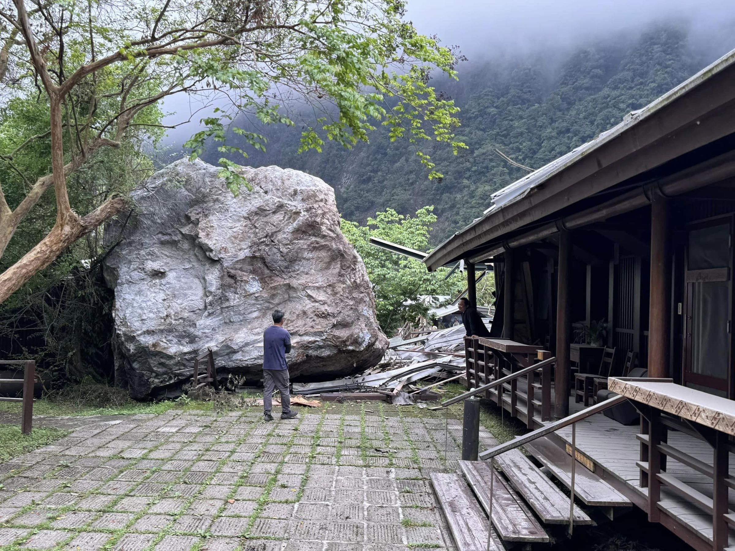 位於太魯閣布洛灣部落的山月村，因強震衝擊、太魯閣國家公園無限期封閉與合約到期，被迫提前解約結束營業、資遣約40名員工。（翻攝自太魯閣山月村臉書）
