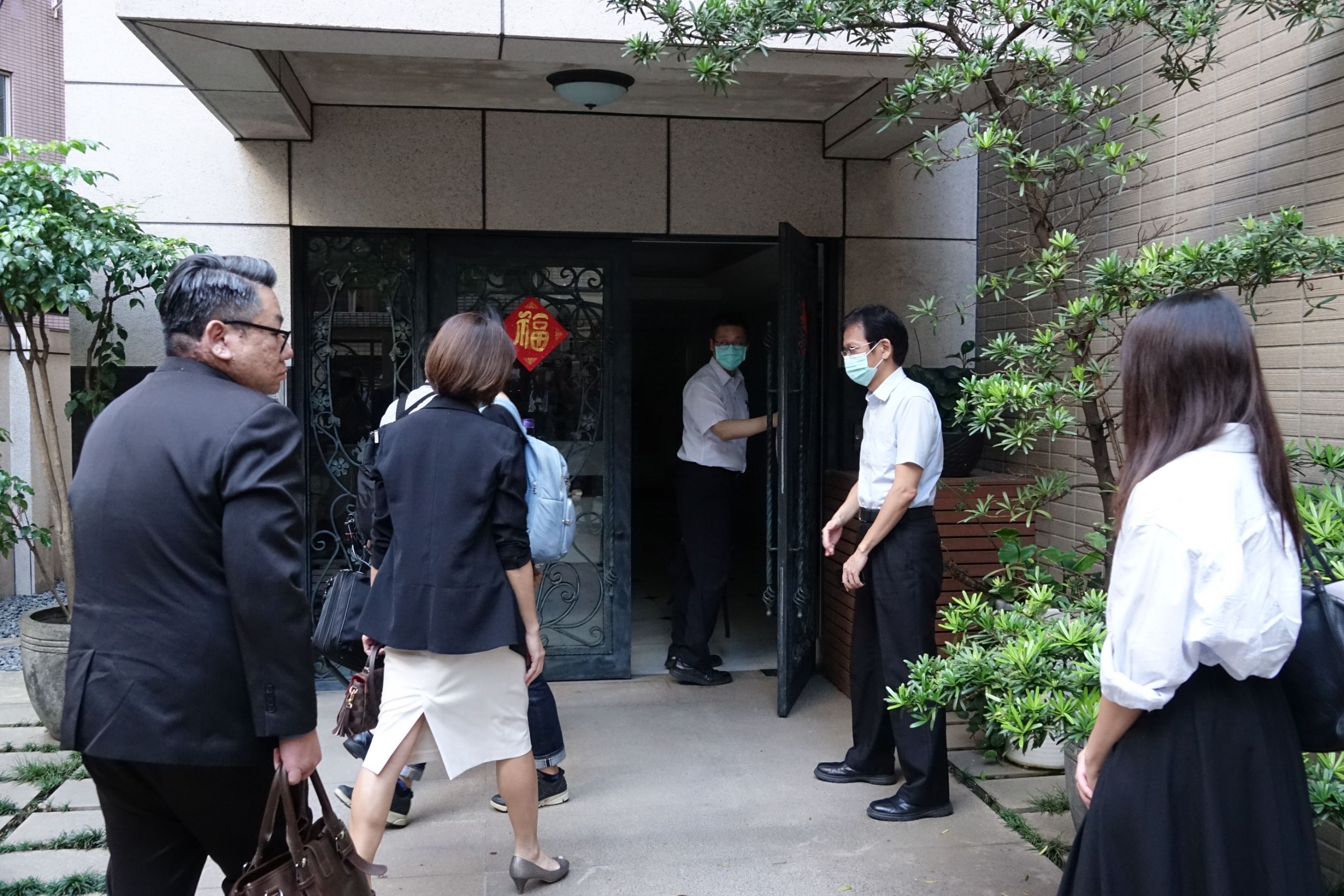 為釐清資金流向是否通往民眾黨主席柯文哲，專案小組今（30）日上午搜索了柯文哲在台北的住家及民眾黨辦公室。