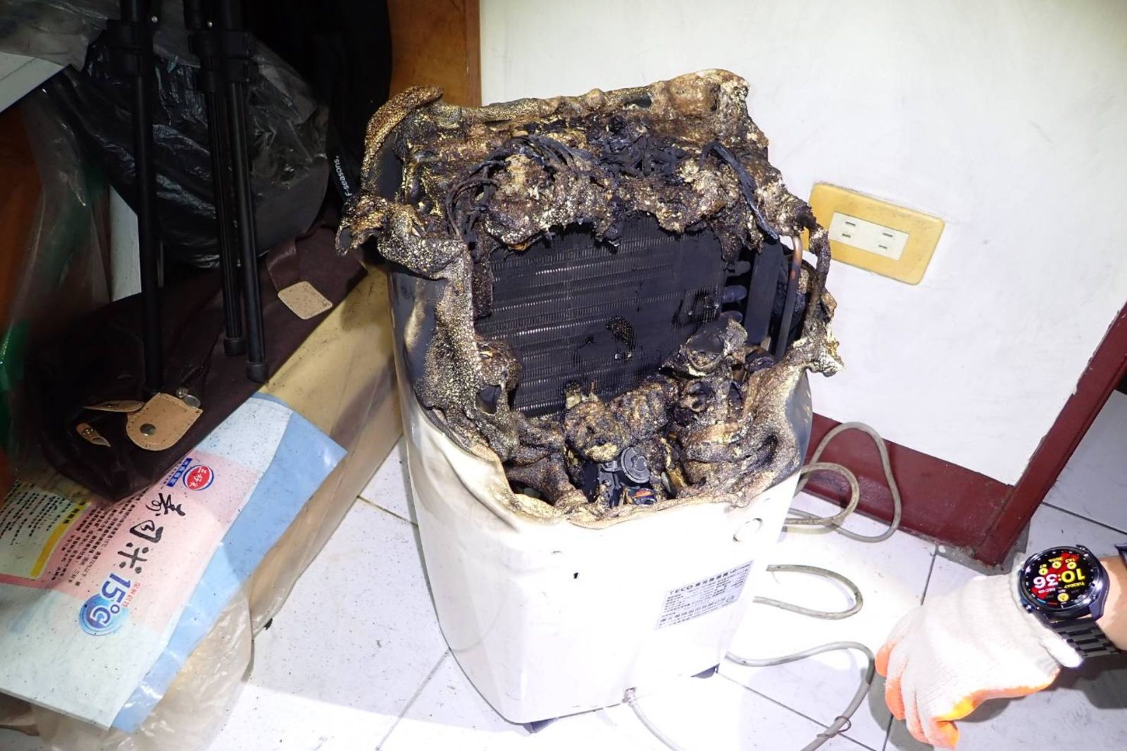 一名女子外出時持續開著除濕機,返家時驚見屋內曾發生火災。圖為昔日東元除濕機自燃案例。(翻攝自基隆市消防局)